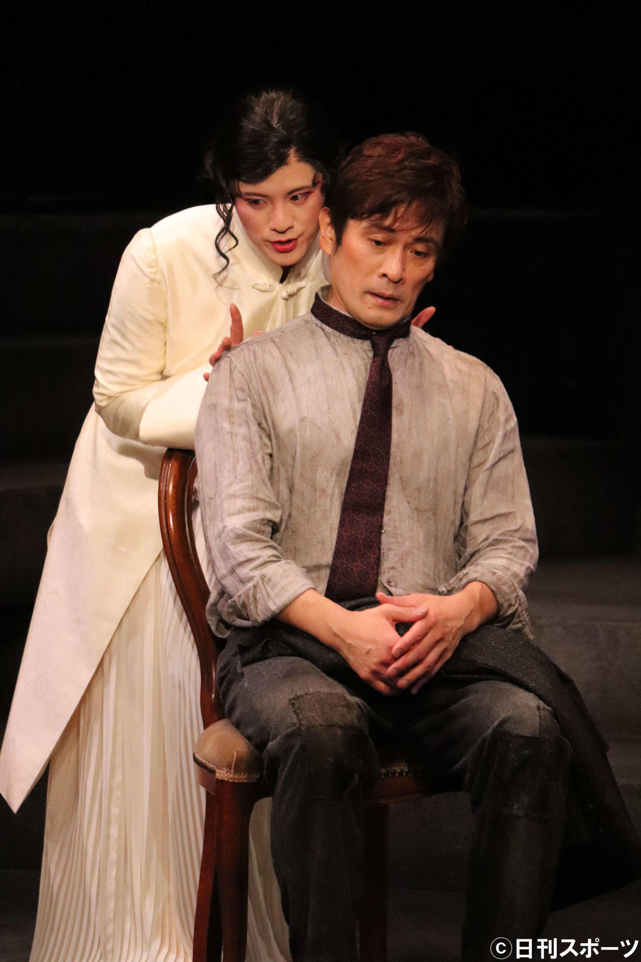 舞台「M.バタフライ」プレスコールを行った、岡本圭人（左）と内野聖陽（撮影・加藤理沙）
