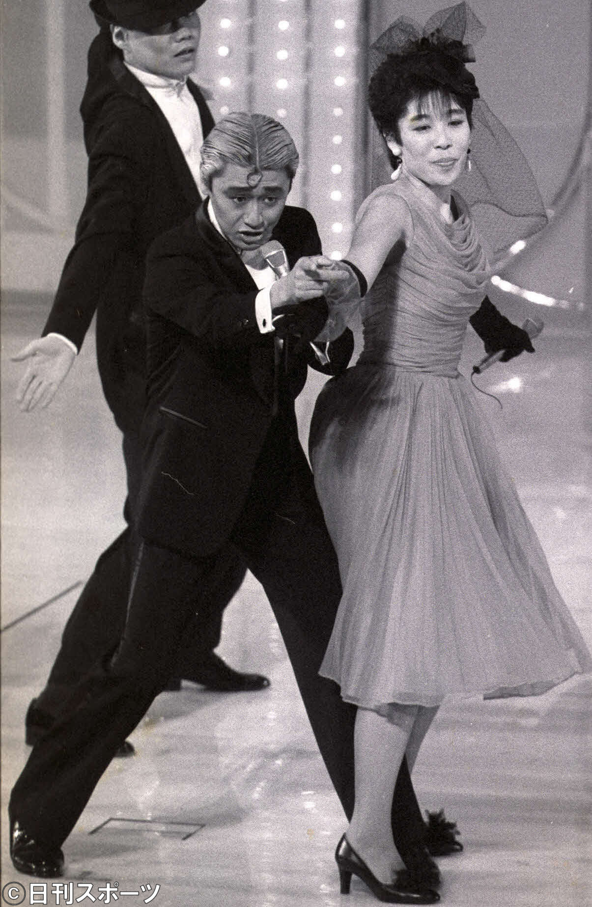 1983年紅白歌合戦で熱唱するサザンオールスターズの桑田佳祐（左から2人目）と原由子