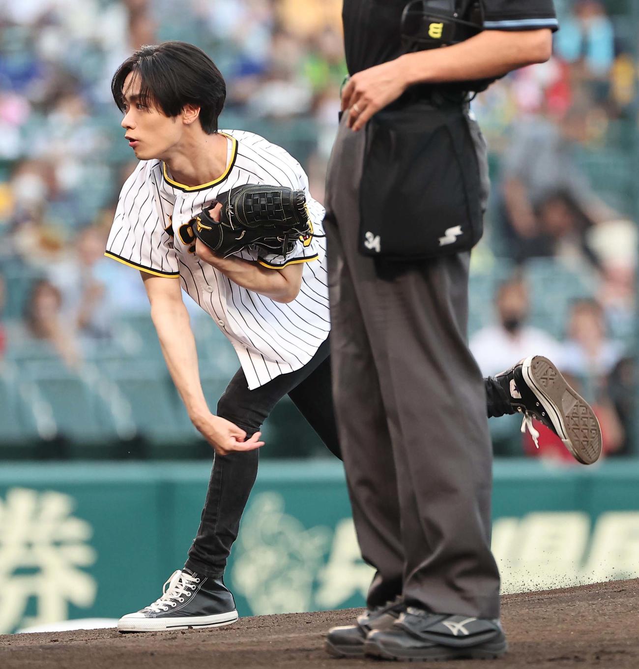 阪神対中日　始球式で投球するTHE RAMPAGE from EXILE TRIBEの川村壱馬（撮影・上田博志）