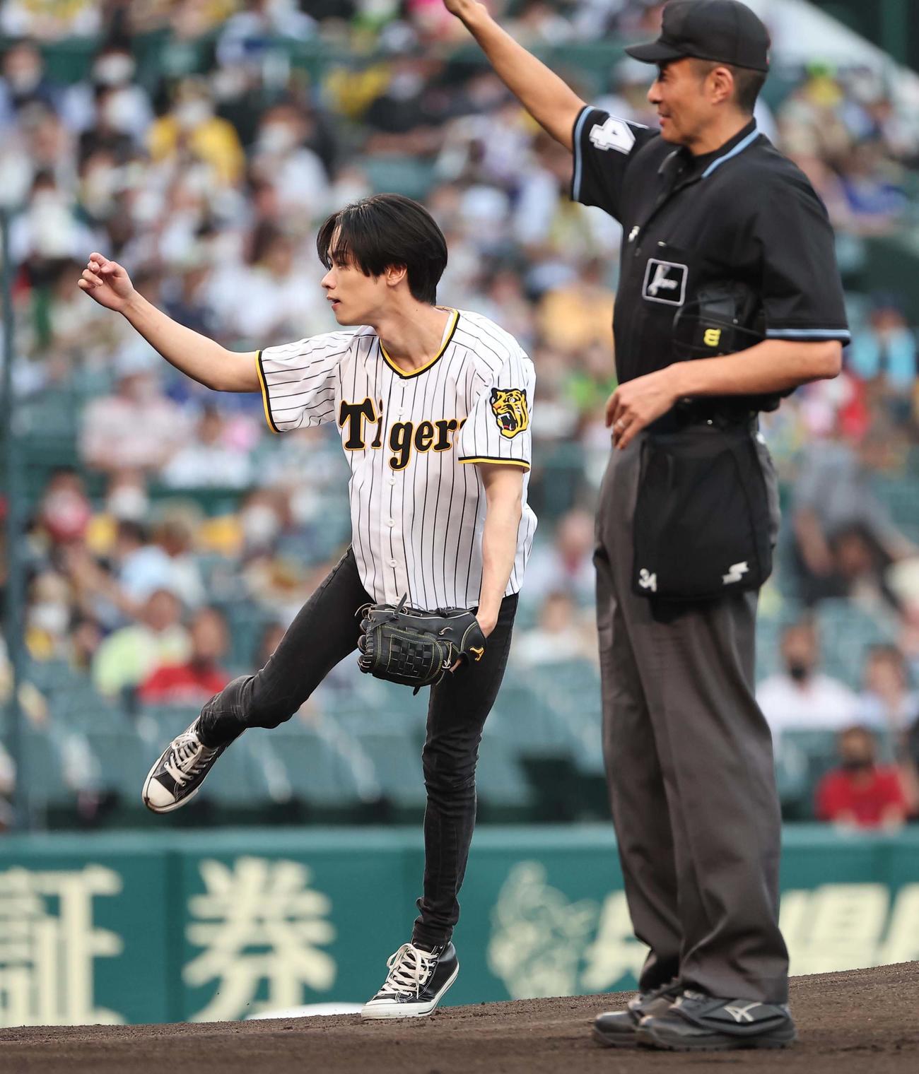 阪神対中日　始球式で投球するTHE RAMPAGE from EXILE TRIBEの川村壱馬（撮影・上田博志）