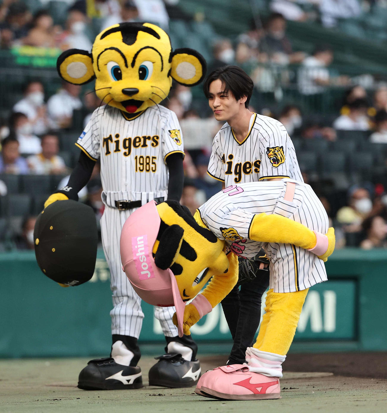 阪神対中日　始球式で投球するTHE RAMPAGE from EXILE TRIBEの川村壱馬（撮影・上田博志）