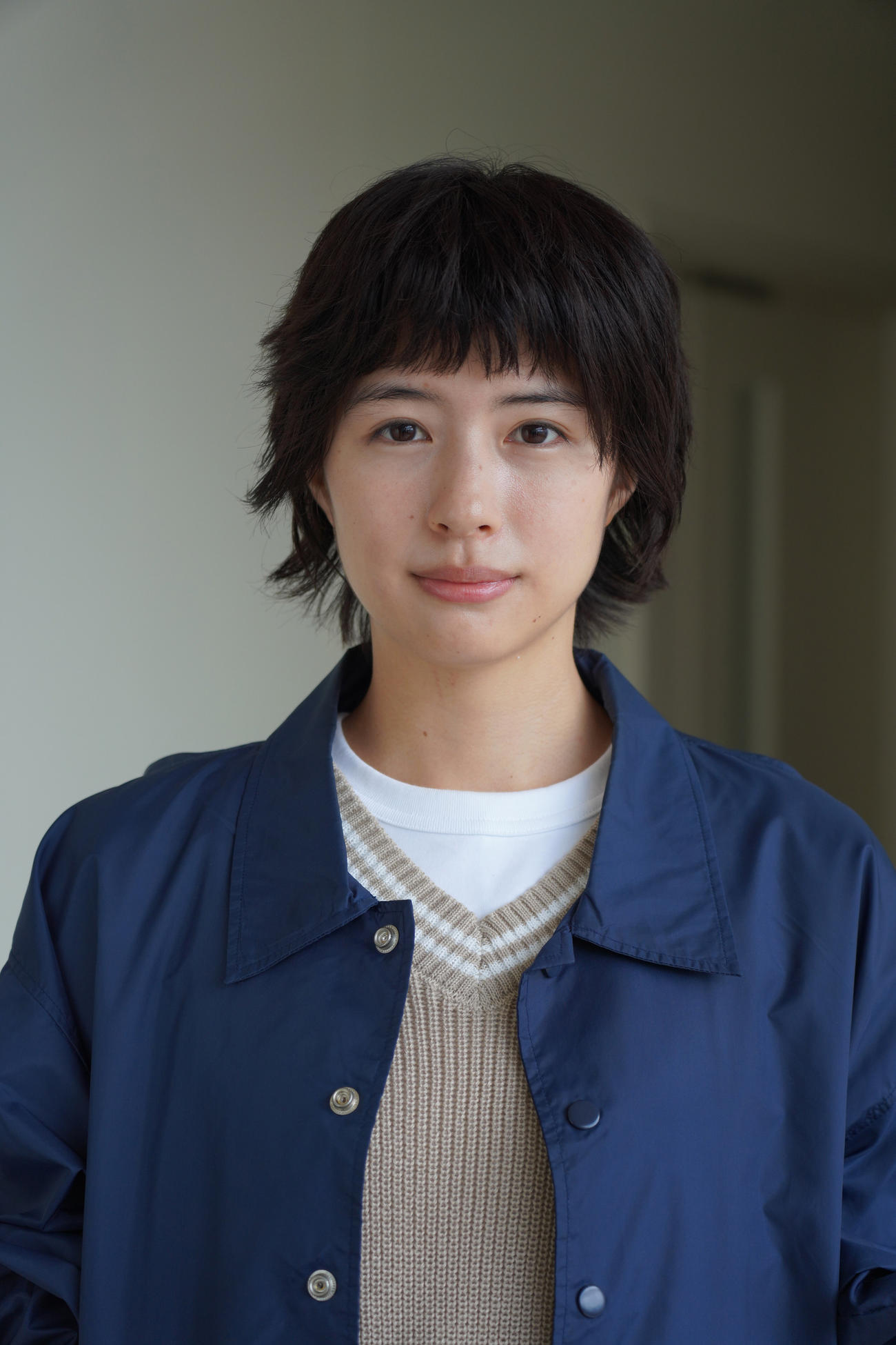 日本テレビ系ドラマ「初恋の悪魔」に出演が決定し、前髪をバッサリカットした佐久間由衣