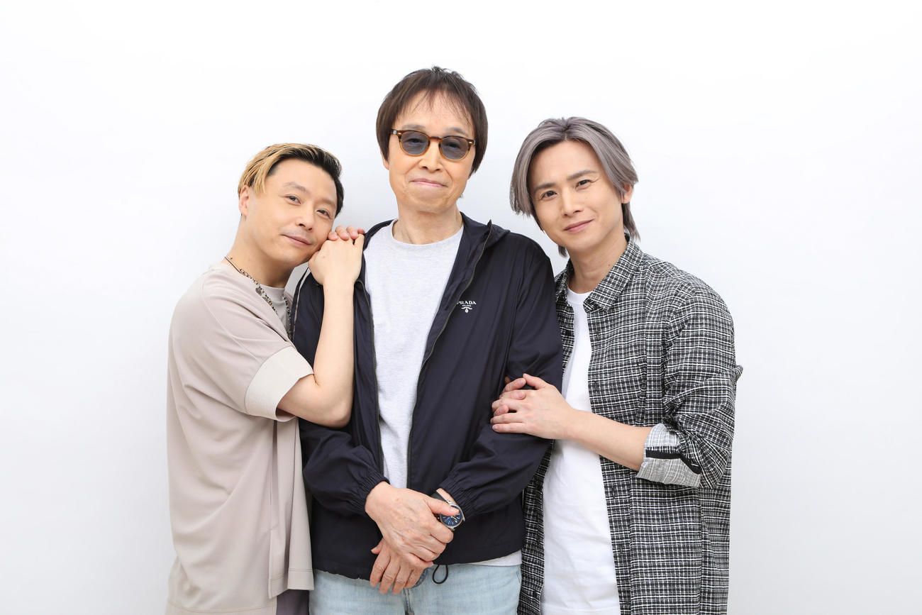 「LOVE LOVEあいしてる　最終回・吉田拓郎卒業SP」に出演する吉田拓郎(中）とKinKi Kidsの堂本剛(左）堂本光一（C）フジテレビ
