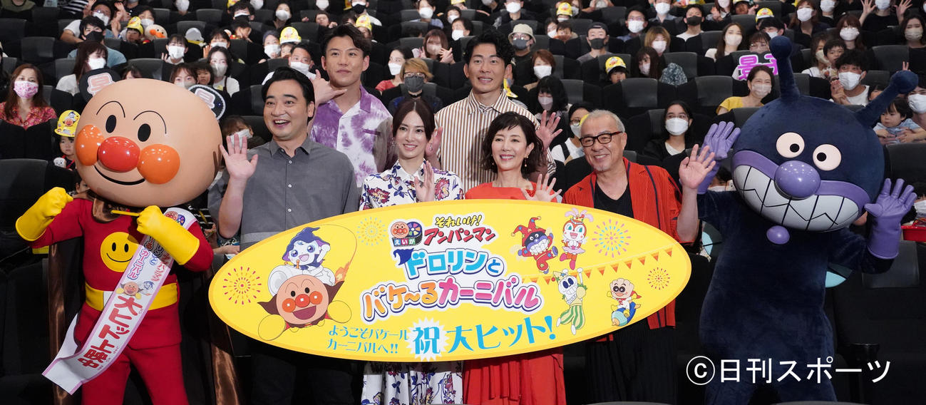 映画「それいけ！アンパンマン　ドロリンとバケ～るカーニバル」公開記念舞台あいさつの登壇者。前列左からアンパンマン、ジャングルポケット斉藤慎二、北川景子、戸田恵子、中尾隆聖、ばいきんまん、後列左からジャングルポケットおたけ、太田博久（撮影・佐藤勝亮）