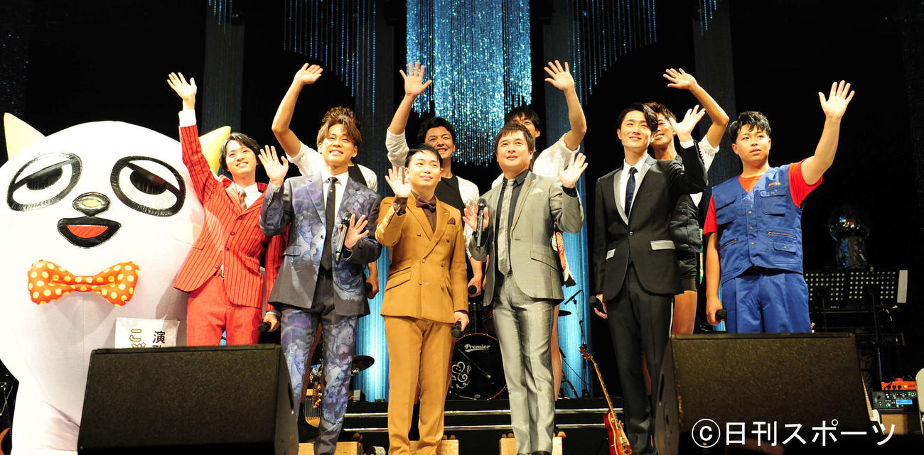 老舗レコード会社「テイチク」の若手7組10人によるユニット「テイチクサムライ」のメンバーたち