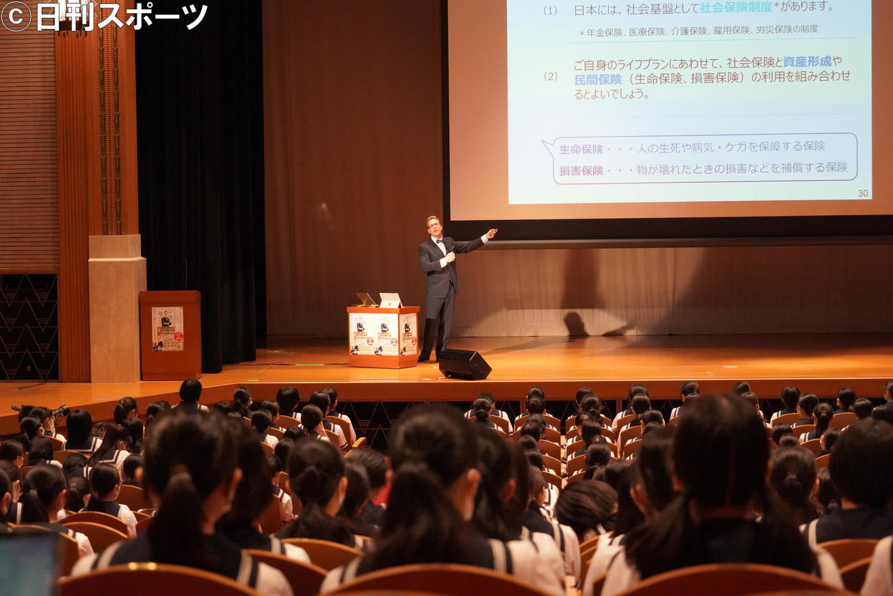 豊島岡女子学園高校で金融についての特別授業を行った厚切りジェイソン（撮影・佐藤成）