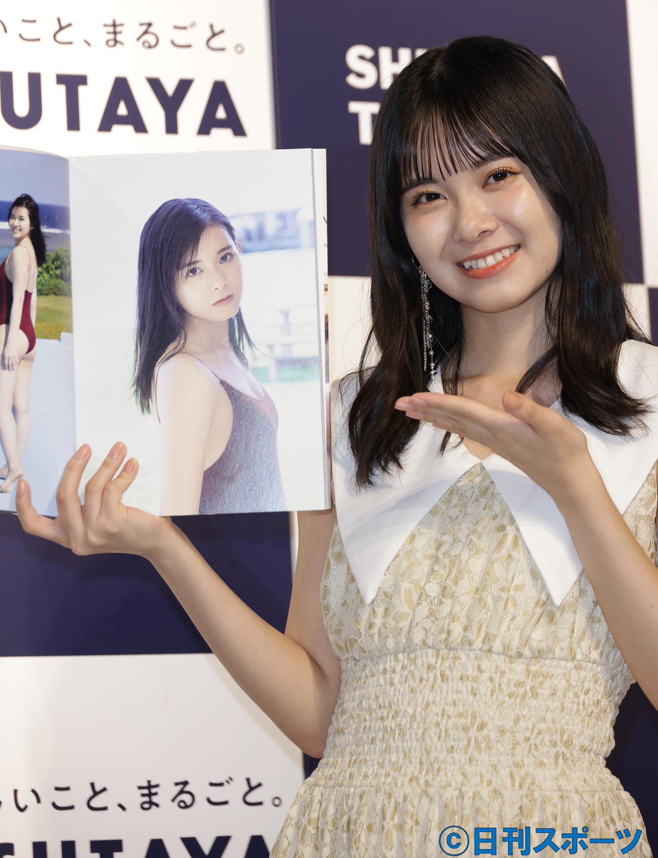 写真集発売記念イベントでお気に入り写真を披露する山崎夢羽（撮影・中島郁夫）