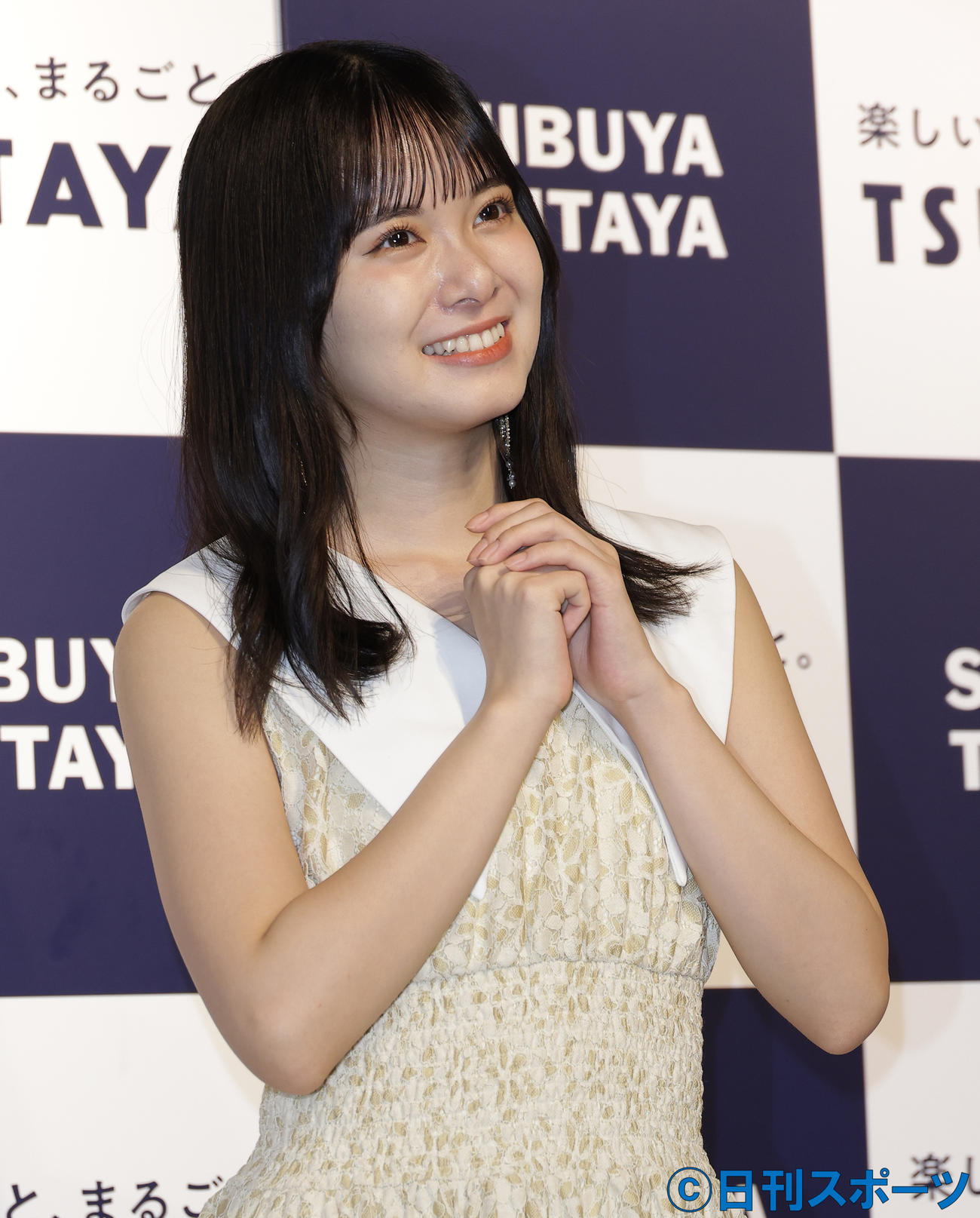 写真集発売記念イベントでかわいいポーズを見せる山崎夢羽（撮影・中島郁夫）