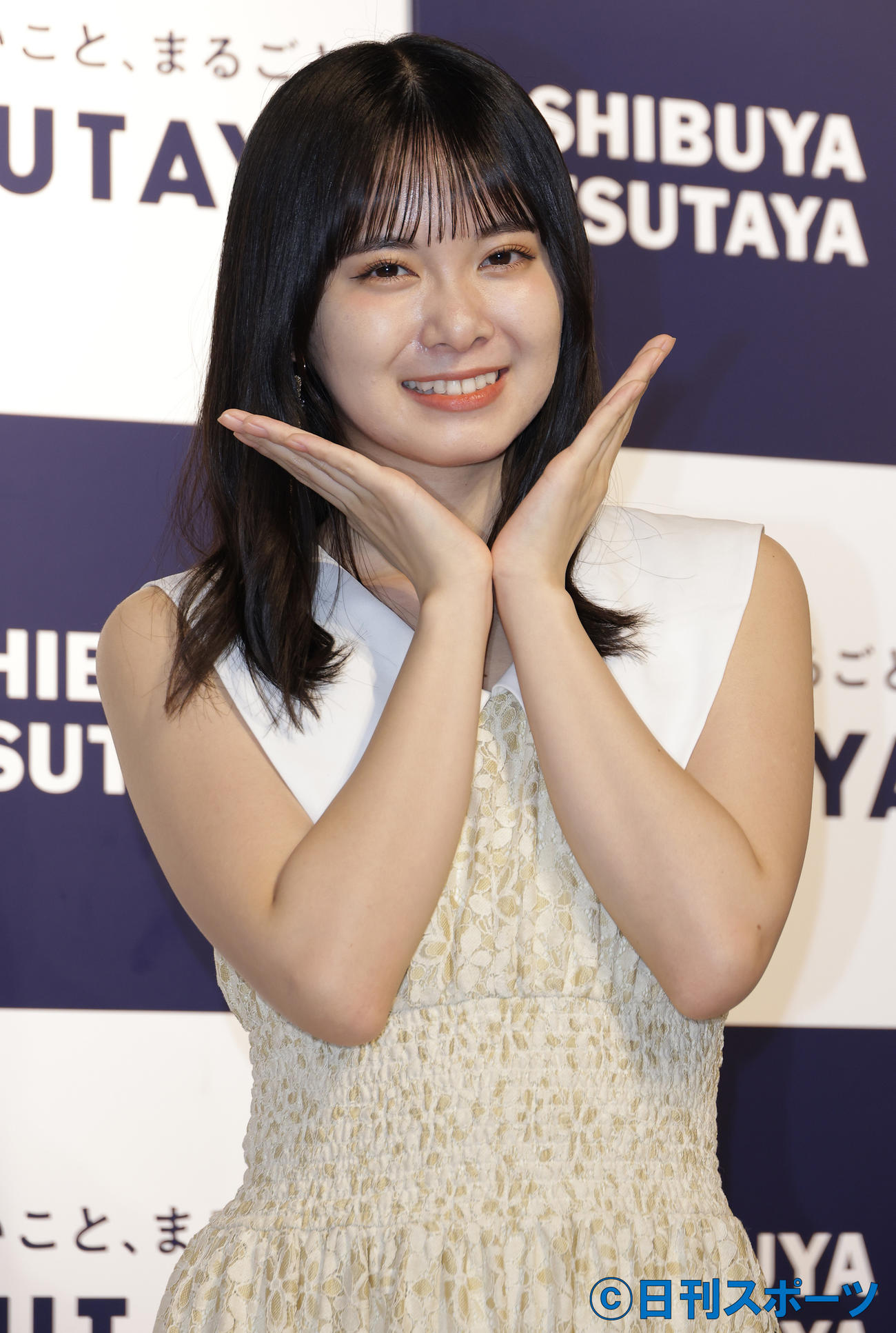 写真集発売記念イベントでかわいいポーズを見せる山崎夢羽（撮影・中島郁夫）