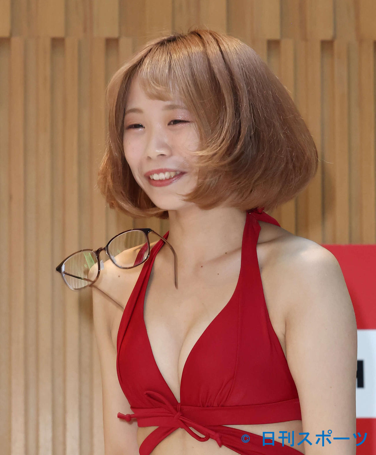 鼻が低いのでメガネがすぐ落ちますと、ジャンプする野原ゆこさん（撮影・丹羽敏通）