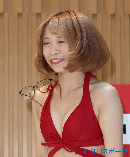 鼻が低いのでメガネがすぐ落ちますと、ジャンプする野原ゆこさん（撮影・丹羽敏通）