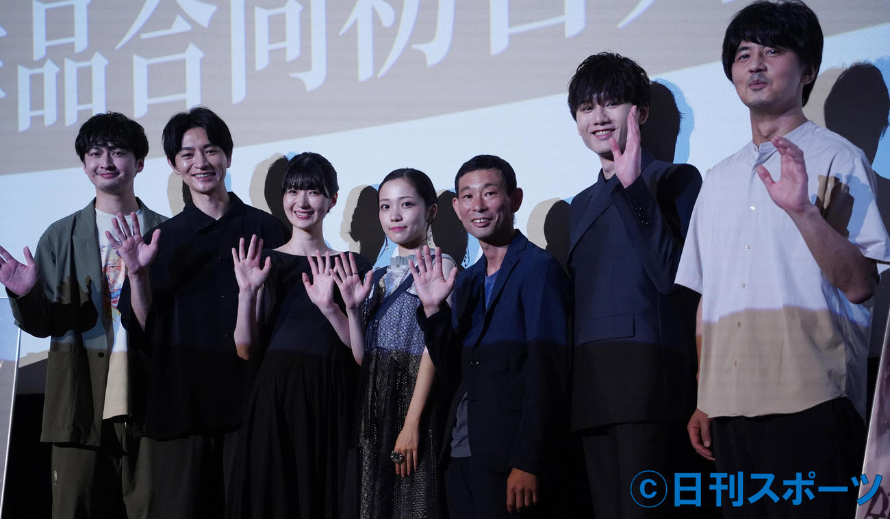映画「鍵」「人でなしの恋」2作品合同初日舞台あいさつの登壇者。左から渋江譲二、細田善彦、兎丸愛美、秋谷百音、水石亜飛夢、水澤紳吾、井上博貴監督（撮影・佐藤勝亮）