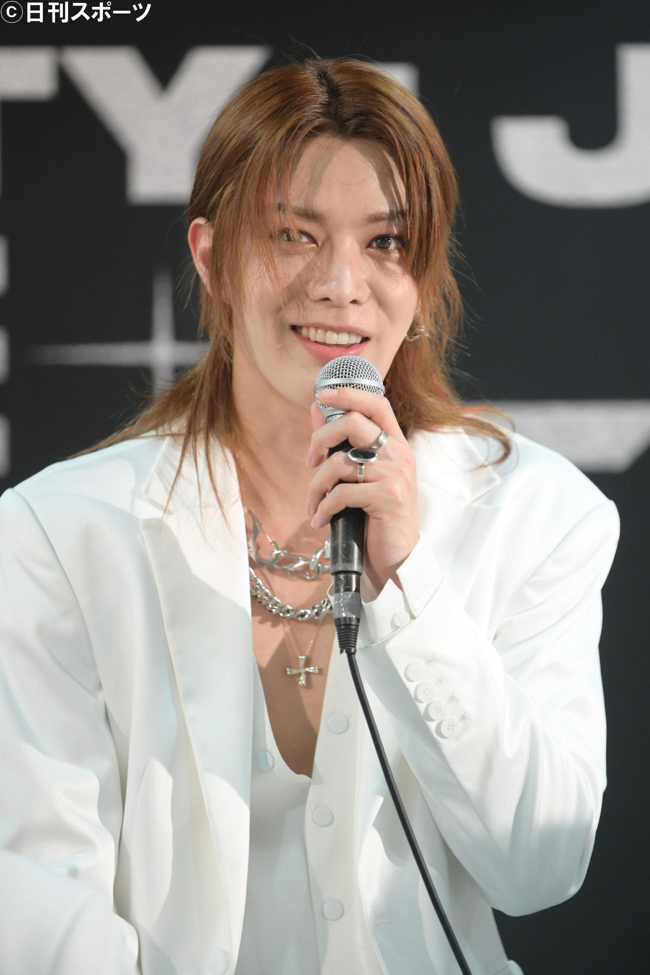 記者会見で抱負を述べるNCT 127のユウタ（撮影・滝沢美穂子）