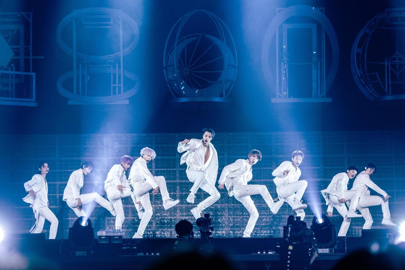 初のドームツアー大阪公演でパフォーマンスするNCT 127。左からユウタ、ジョンウ、ヘチャン、テヨン、ジャニー、ジェヒョン、マーク、テイル、ドヨン