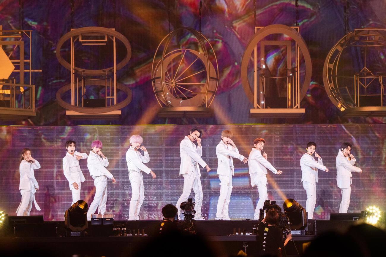 初のドームツアー大阪公演でパフォーマンスするNCT 127。左からユウタ、ジョンウ、ヘチャン、テヨン、ジャニー、ジェヒョン、マーク、テイル、ドヨン