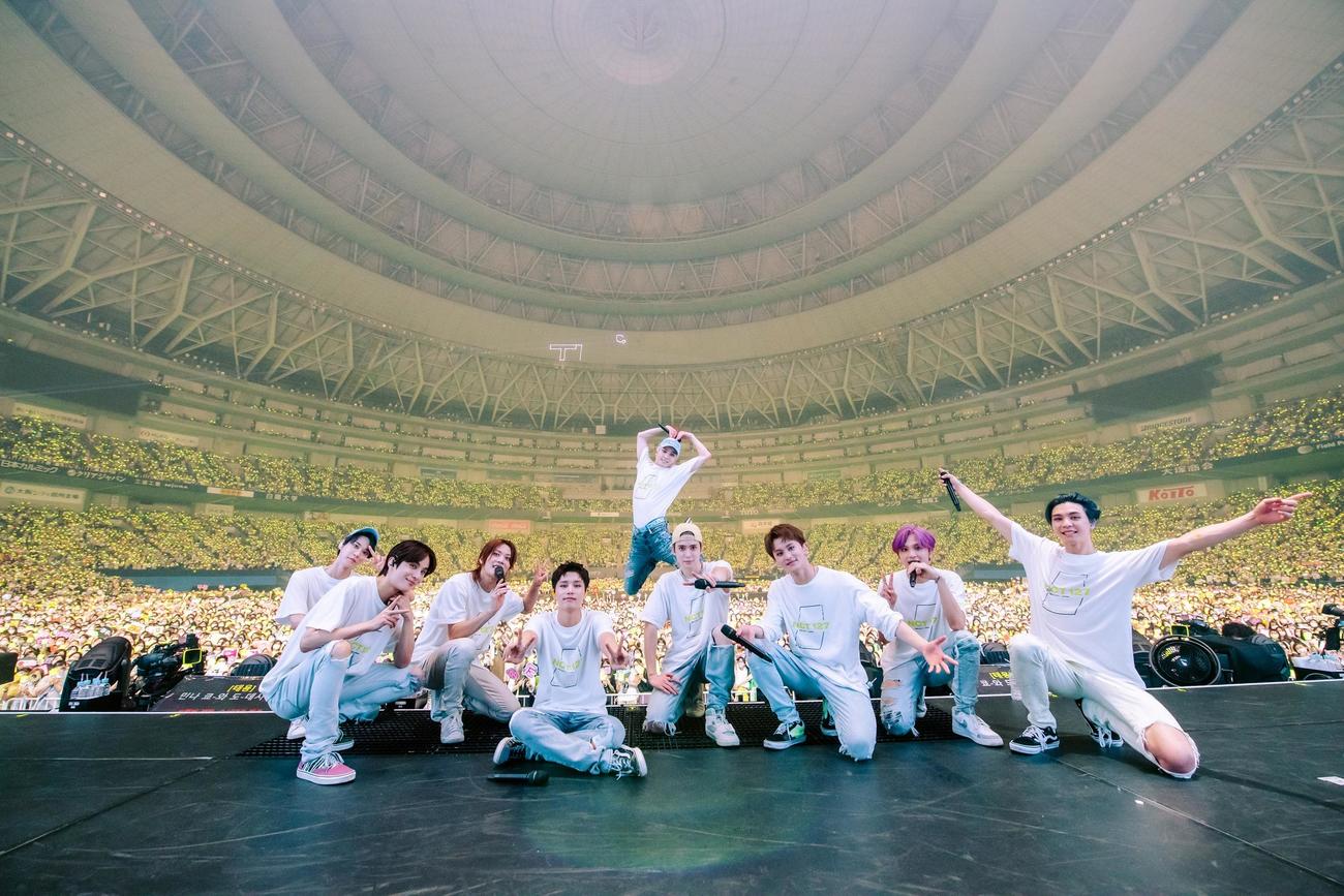 初のドームツアー大阪公演でパフォーマンスするNCT 127
