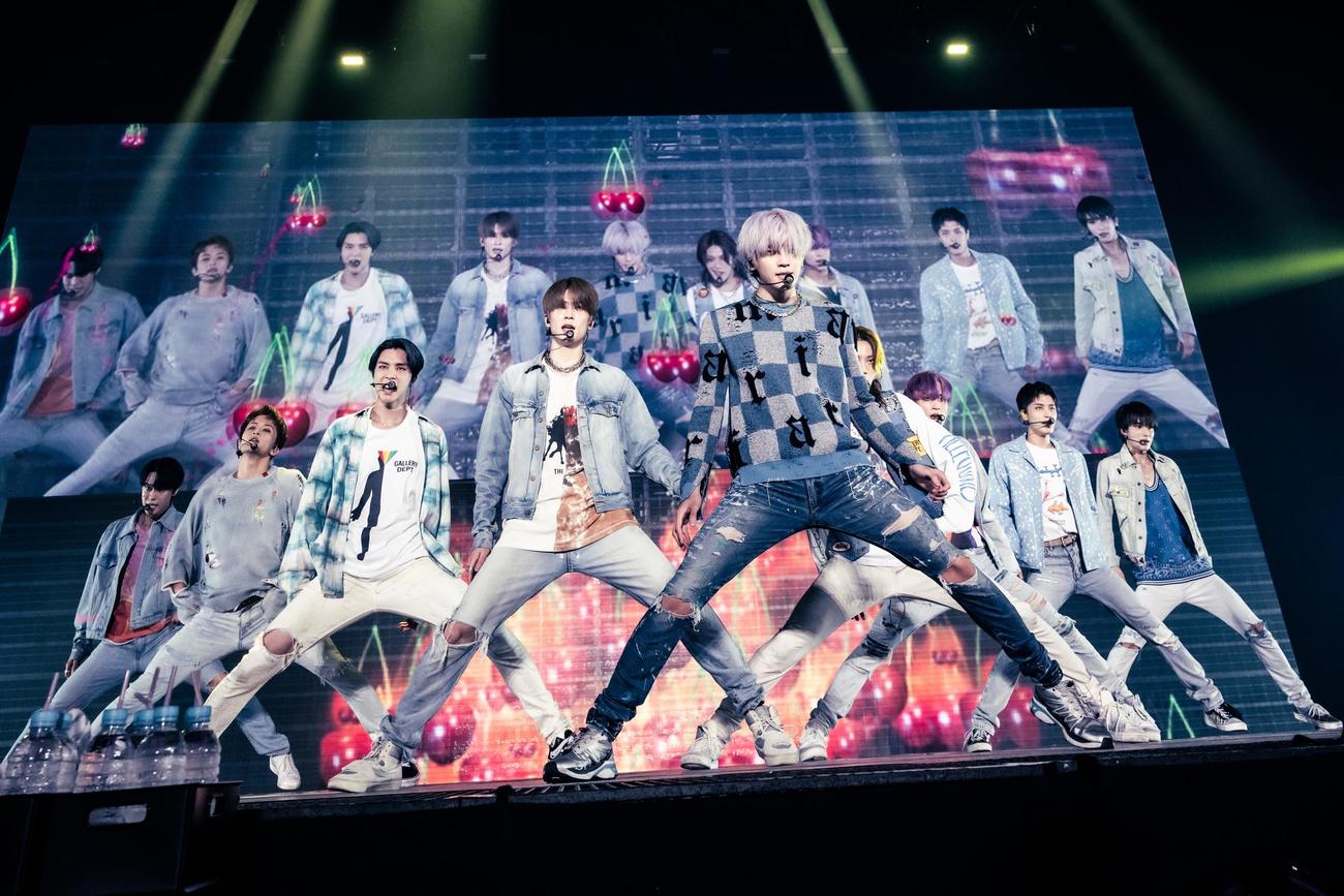 初のドームツアー大阪公演でパフォーマンスするNCT 127