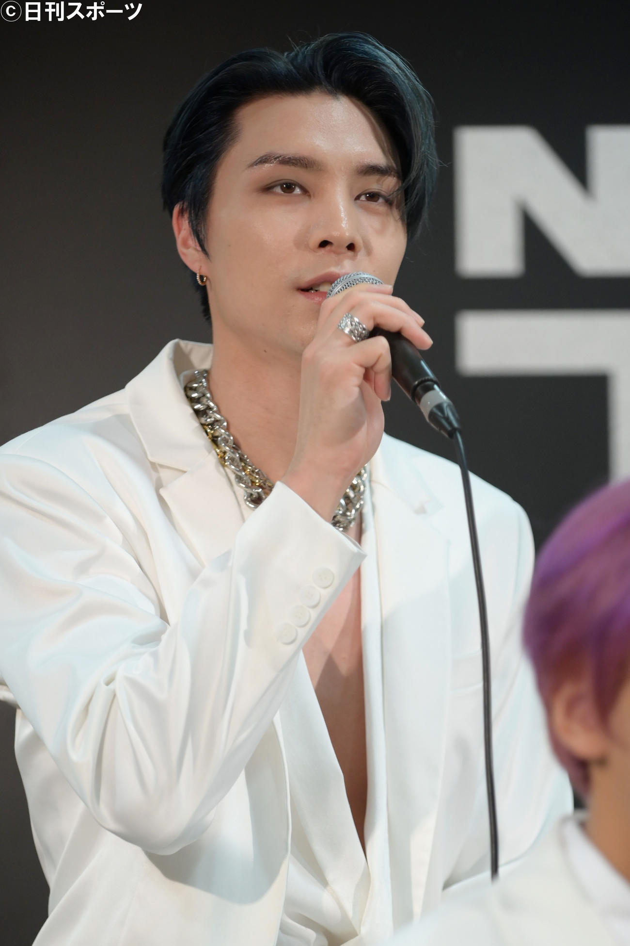 記者会見で抱負を述べるNCT 127のジャニー（撮影・滝沢美穂子）