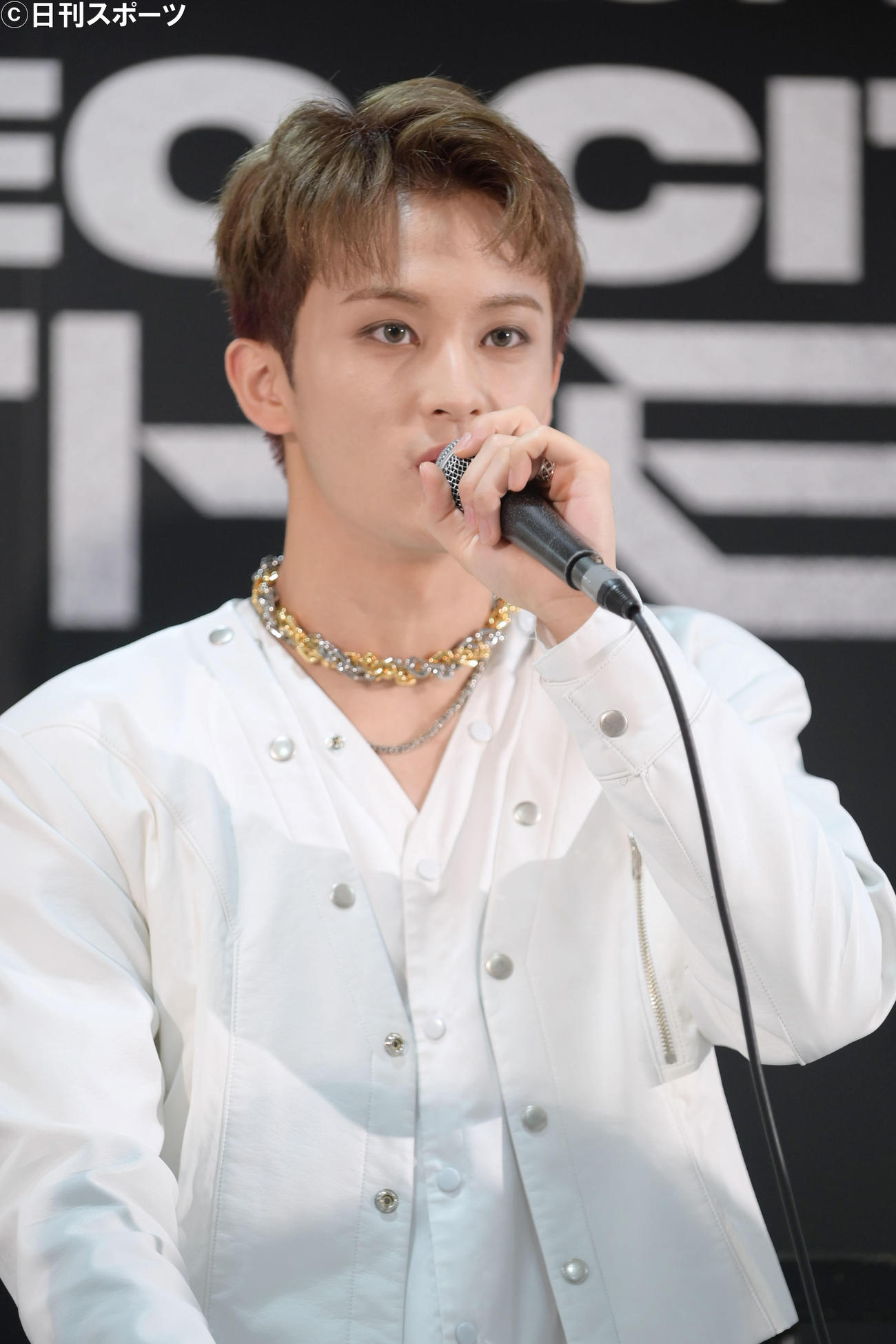 記者会見で抱負を述べるNCT 127のマーク（撮影・滝沢美穂子）