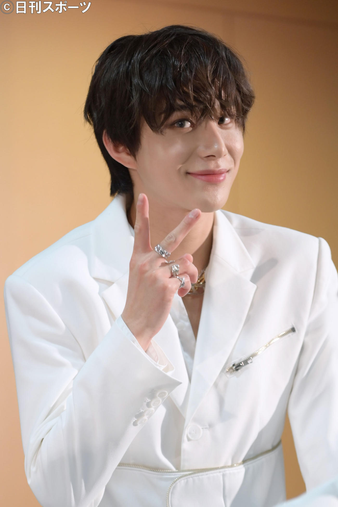 記者会見でポーズを決めるNCT 127のジョンウ（撮影・滝沢美穂子）