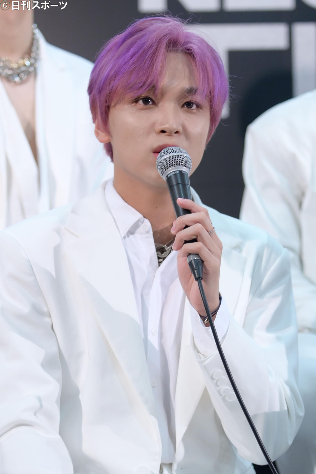 記者会見で抱負を述べるNCT 127のヘチャン（撮影・滝沢美穂子）