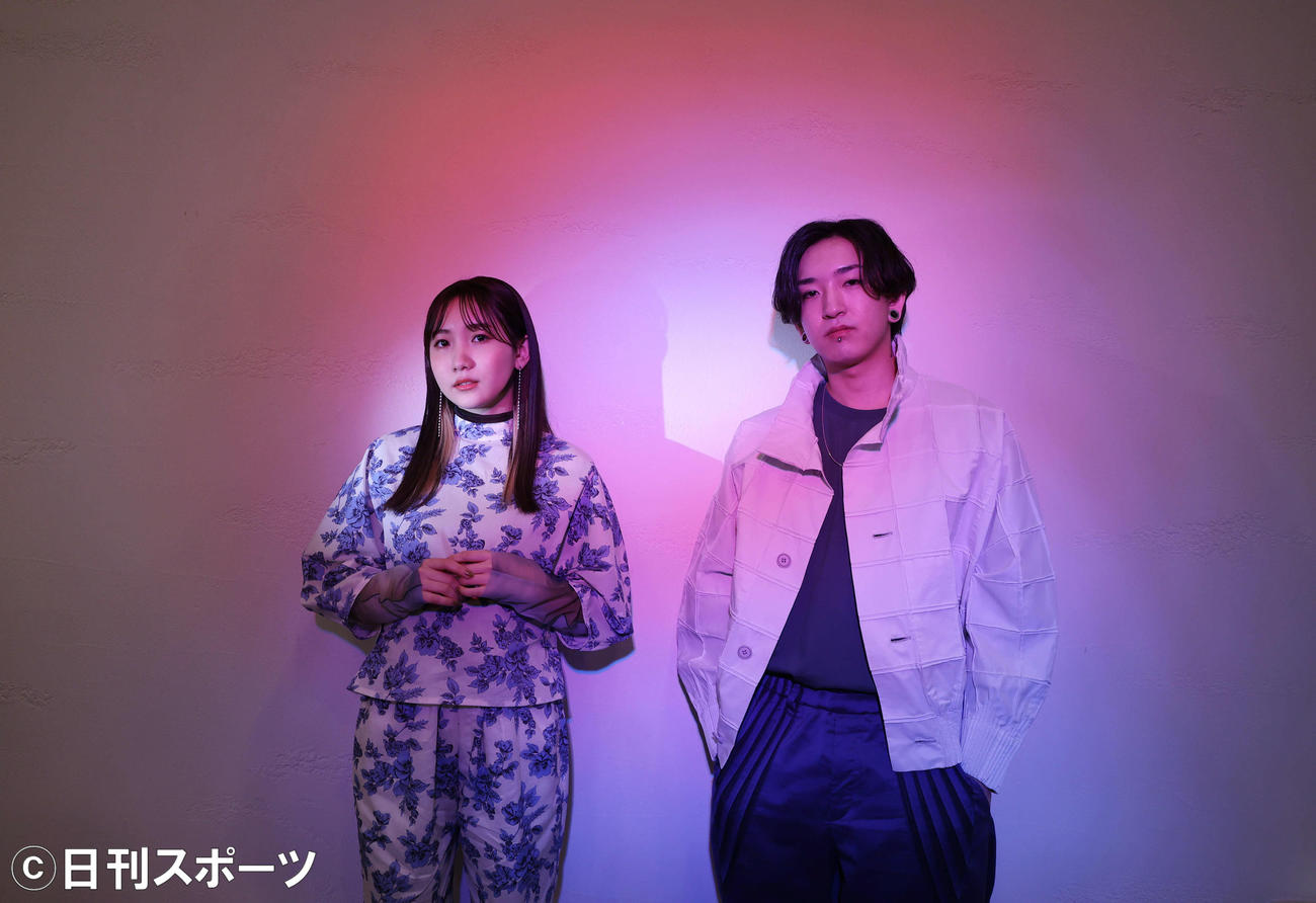 YOASOBIのikura（左）とAyase（2022年5月撮影）