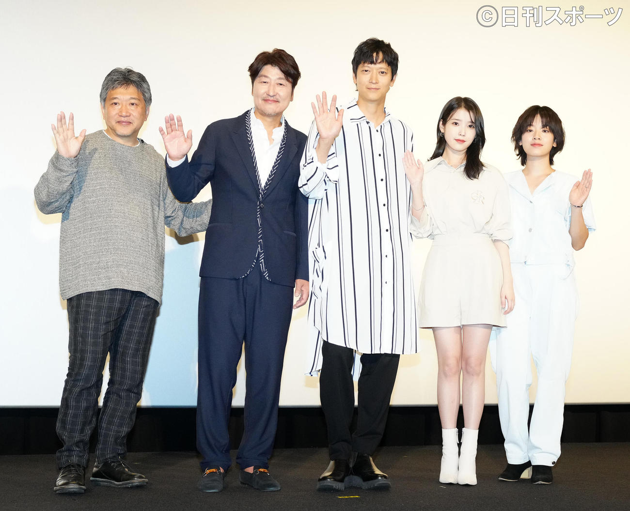 映画「ベイビー・ブローカー」来日記念舞台あいさつに臨み、写真に納まる、左から是枝裕和監督、ソン・ガンホ、カン・ドンウォン、イ・ジウン、イ・ジュヨン（撮影・江口和貴）