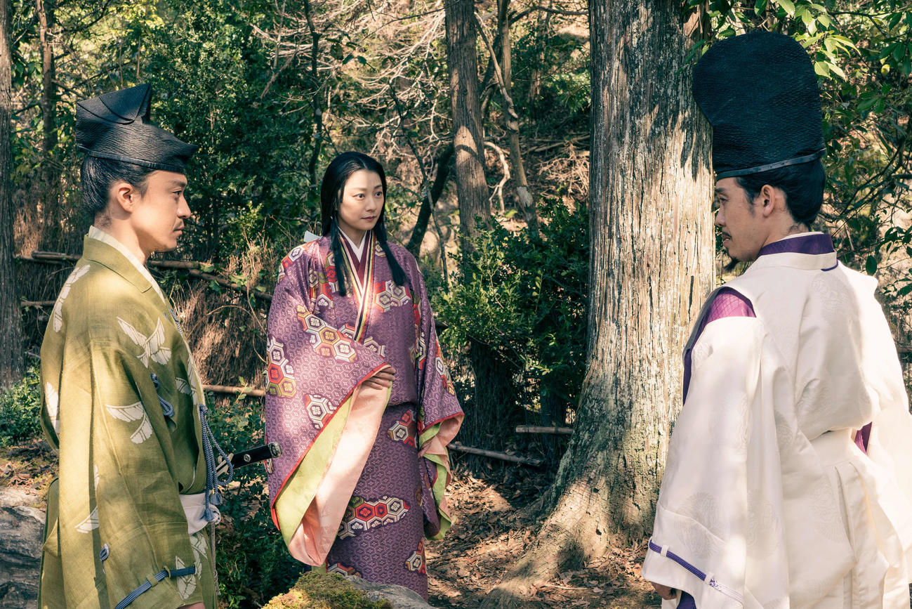 NHK大河ドラマ「鎌倉殿の13人」第25話より。左から北条義時（小栗旬）、政子（小池栄子）、源頼朝（大泉洋）（C）NHK