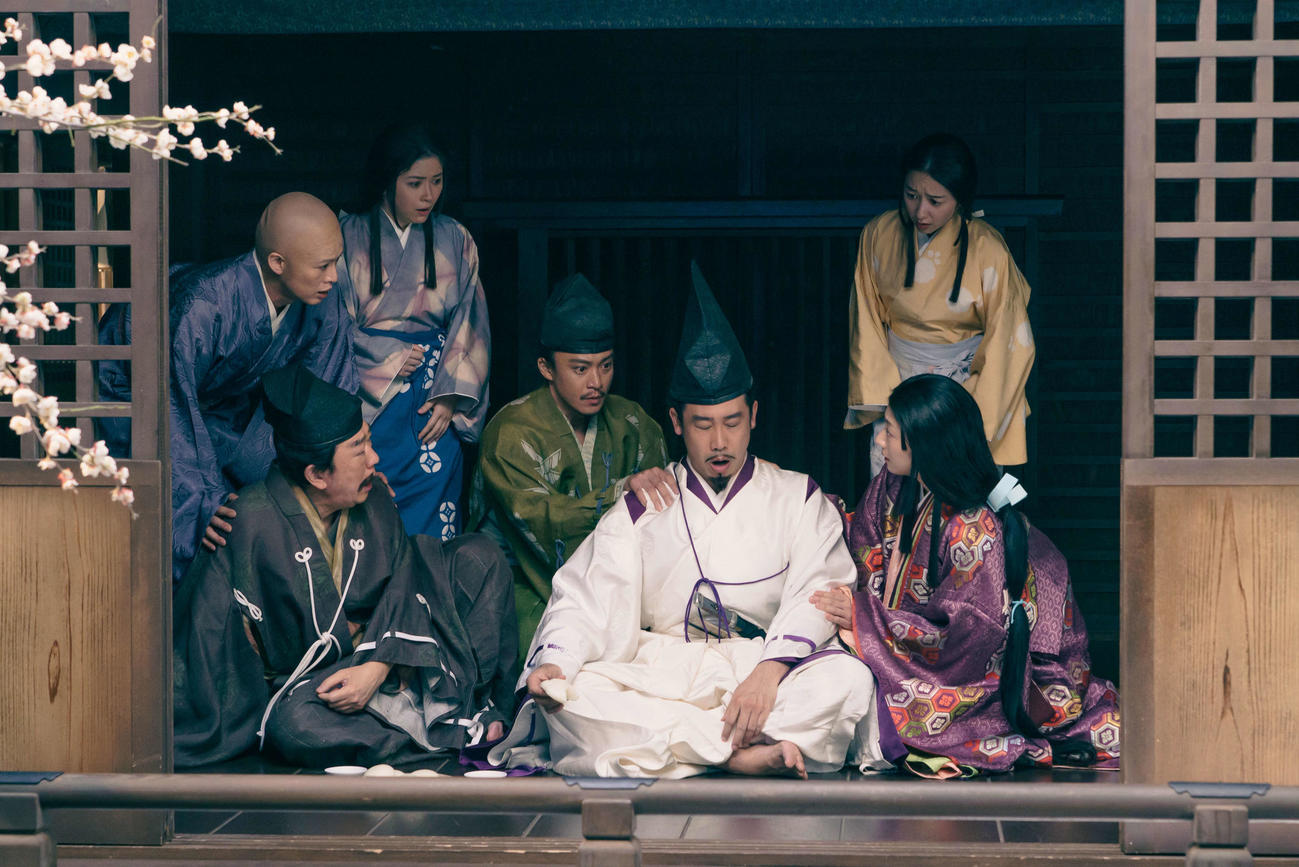 NHK大河ドラマ「鎌倉殿の13人」第25話より。源頼朝（大泉洋）の側に集まる一同（C）NHK