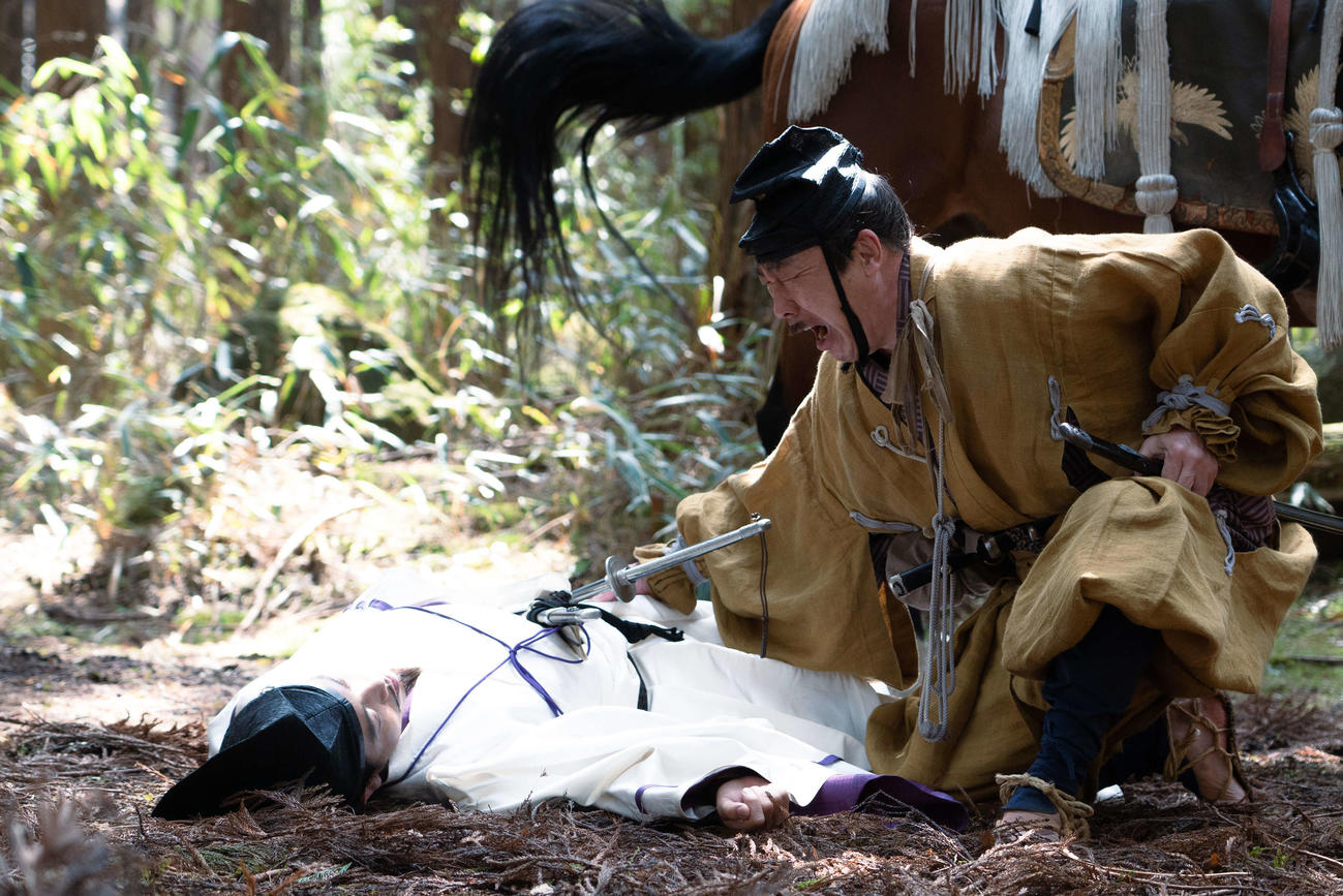 NHK大河ドラマ「鎌倉殿の13人」第25話より。源頼朝（大泉洋）に駆け寄る安達盛長（野添義弘）（C）NHK