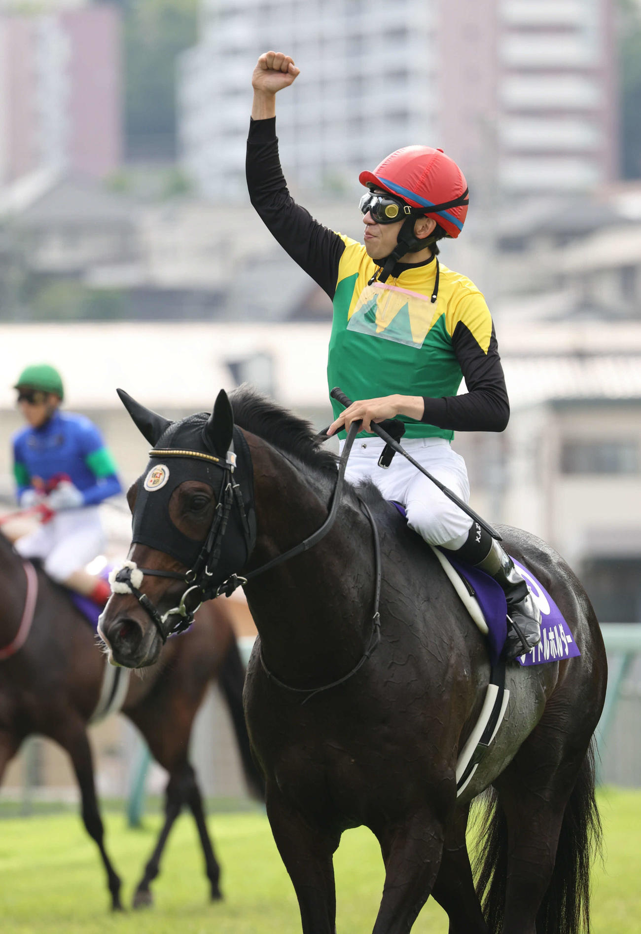 宝塚記念を制したタイトルホルダーと横山和生騎手（撮影・渦原淳）