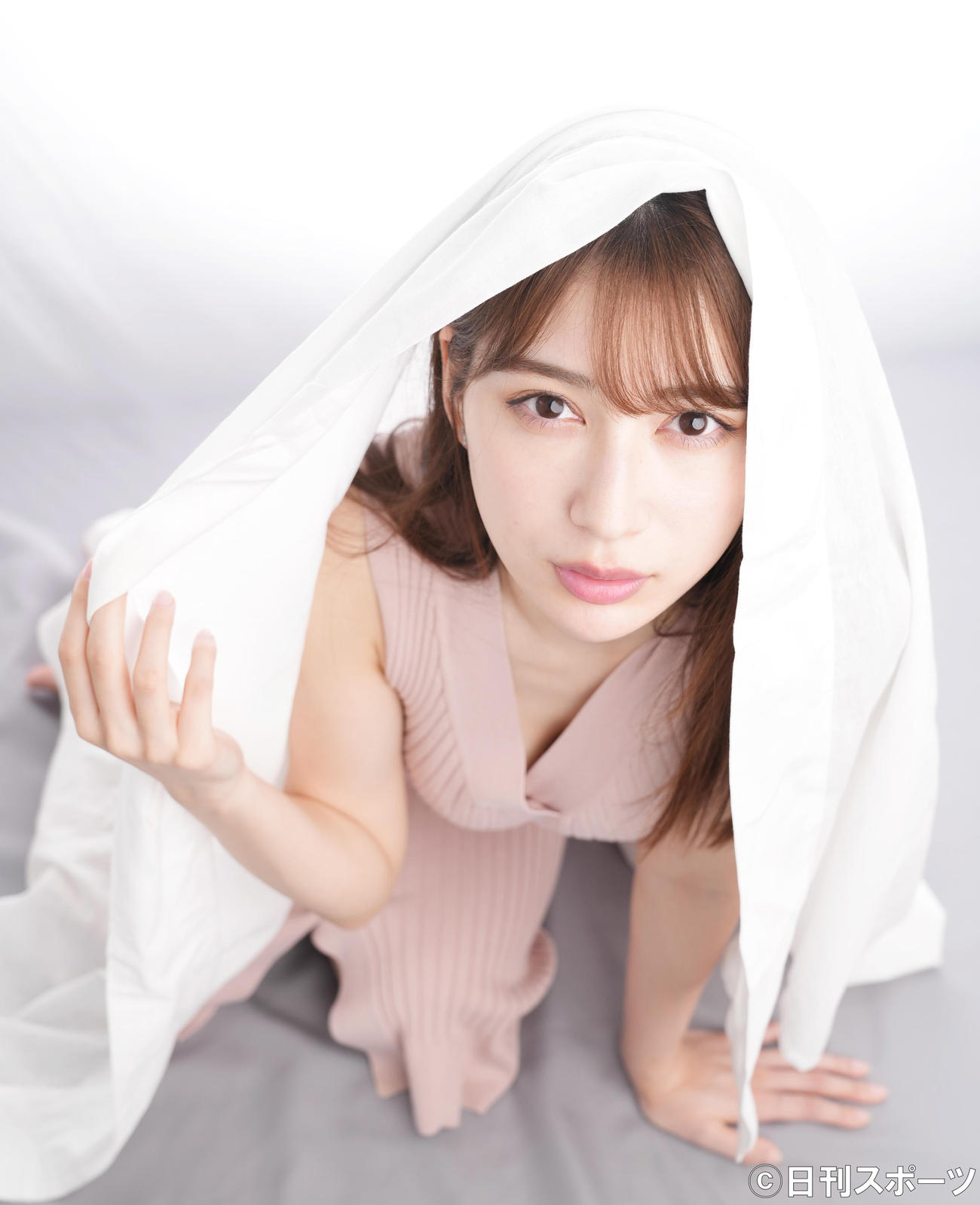 ポーズをとる雪平莉左（撮影・菅敏）