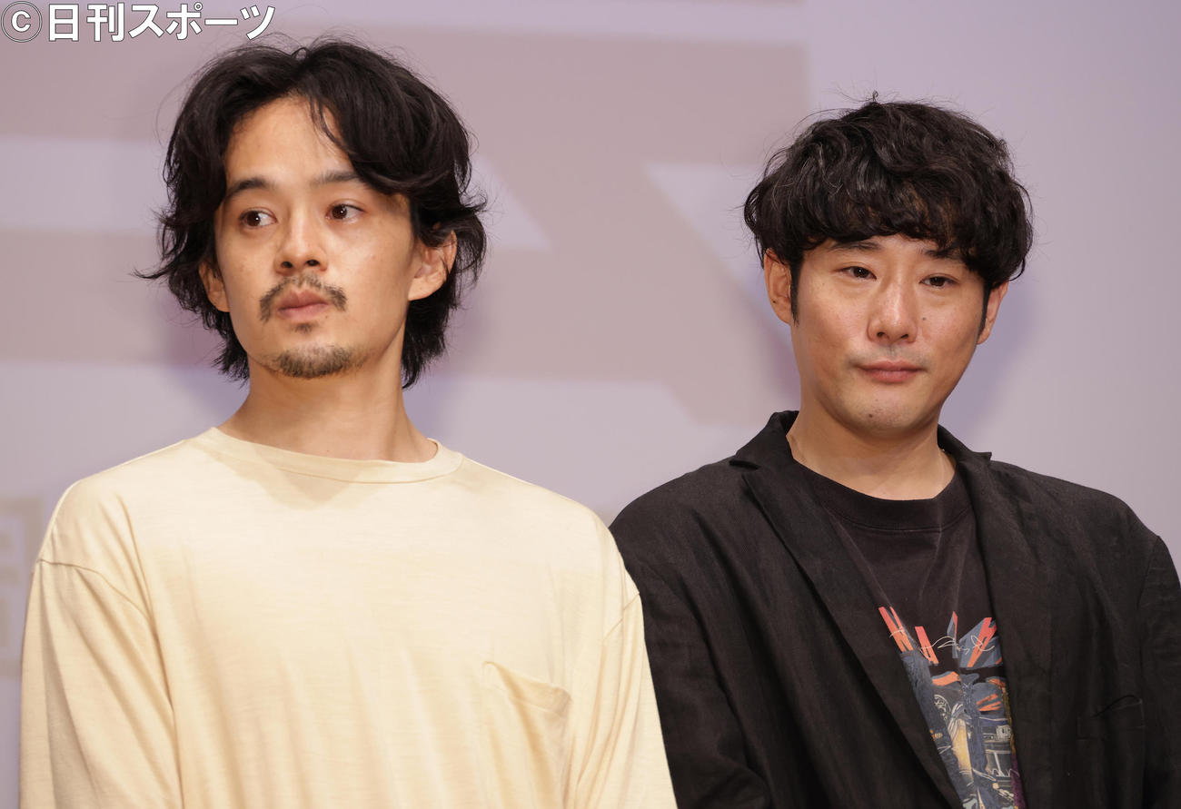 「日芸100周年記念動画完成披露試写会」で記念トークを行った池松壮亮（左）と藤井道人監督（撮影・中島郁夫）
