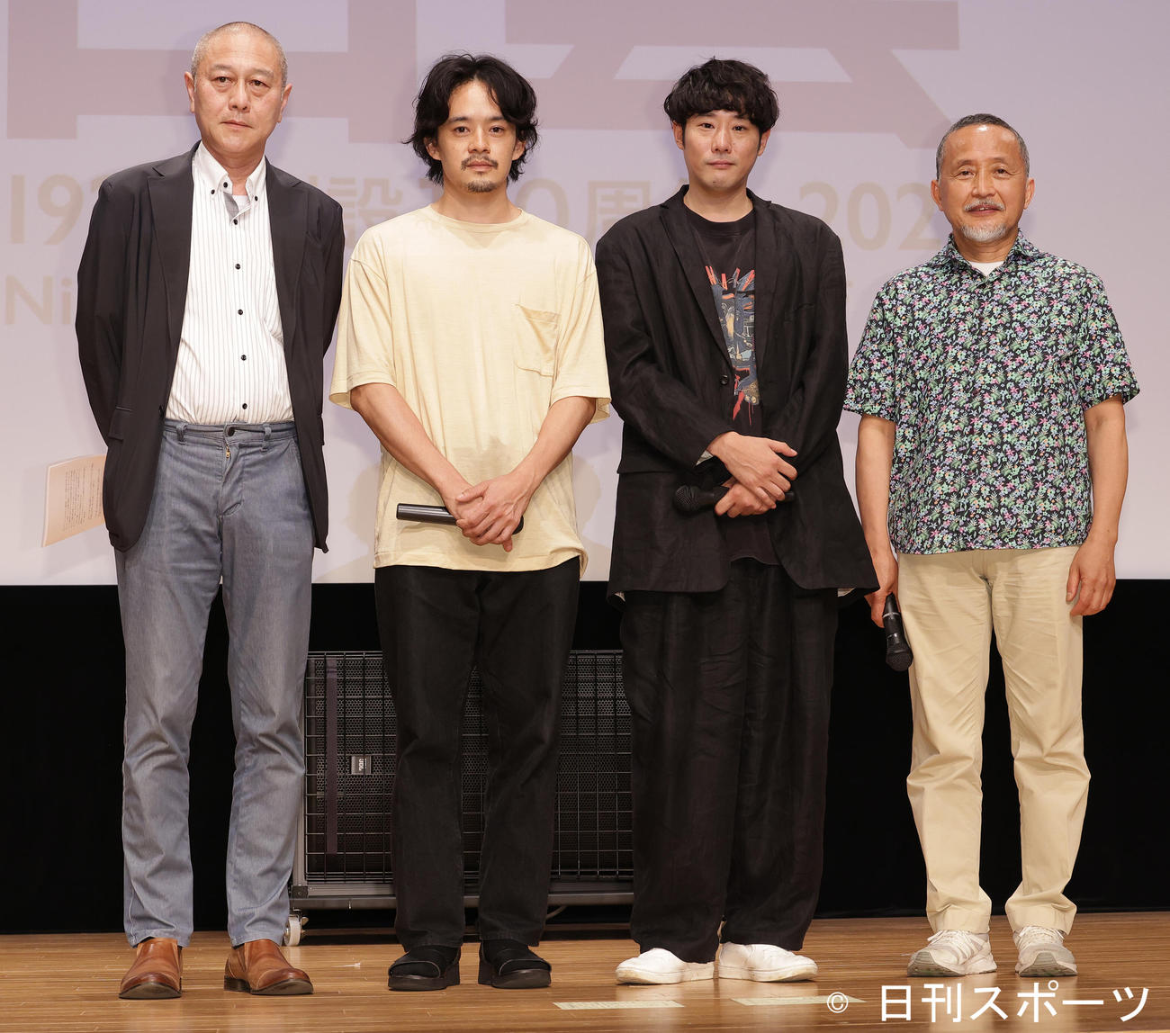 「日芸100周年記念動画完成披露試写会」を行った、左から日大芸術学部松島哲也教授、池松壮亮、藤井道人監督、日大芸術学部木村政司学部長（撮影・中島郁夫）