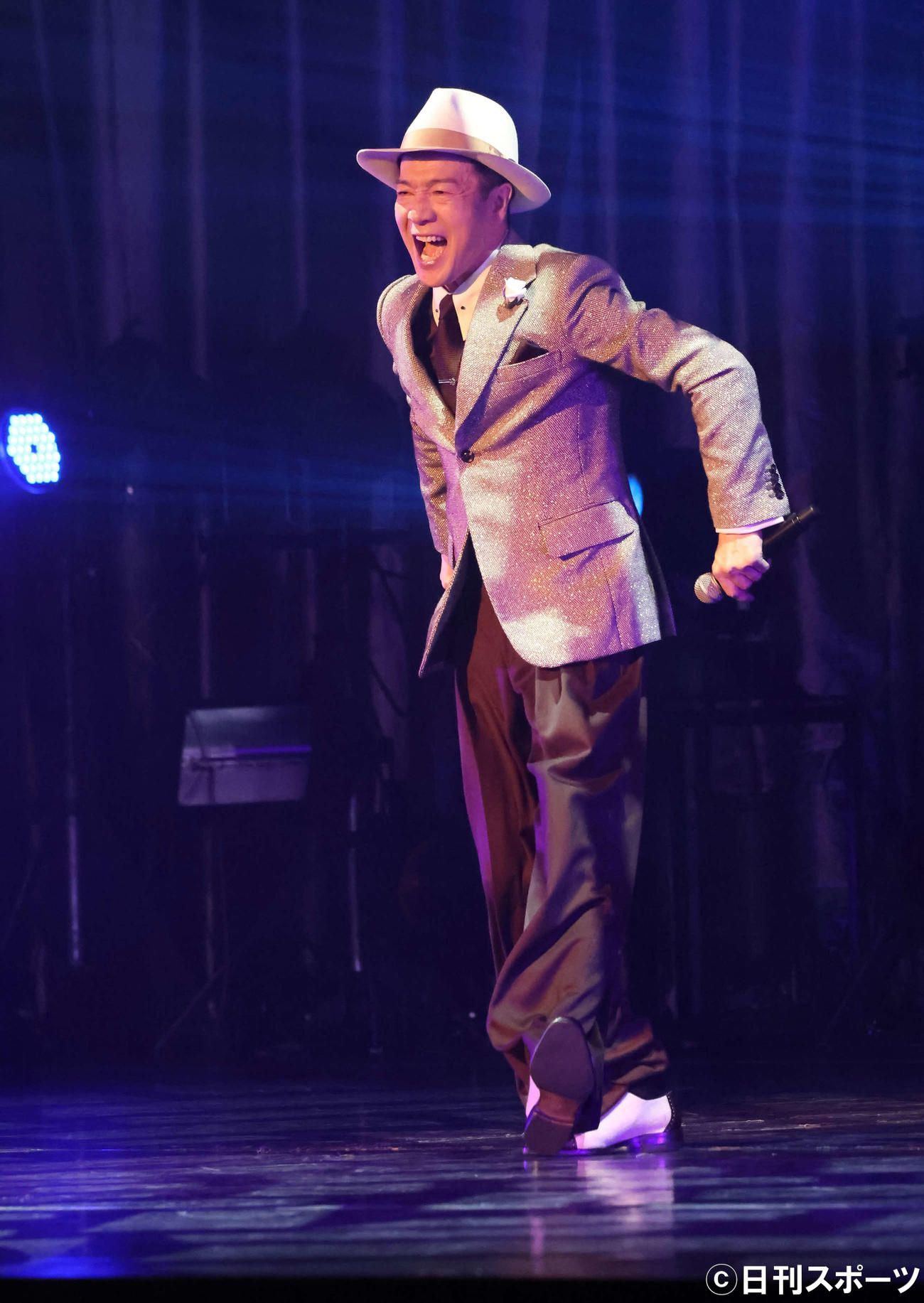 78枚目のシングル「ロマンティストでいいじゃない」の間奏で軽快なタップダンスを披露する田原俊彦（撮影・丹羽敏通）