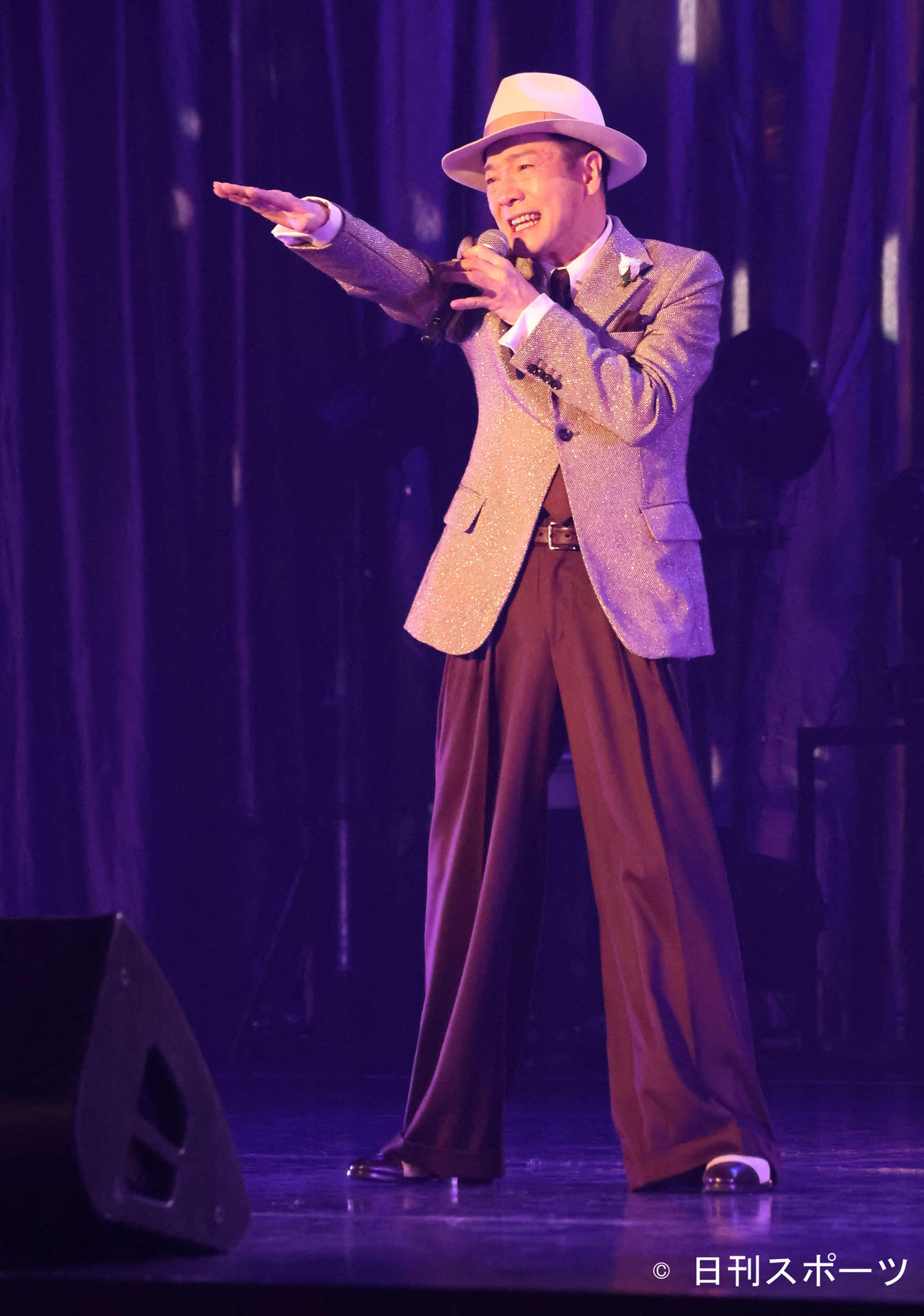 78枚目のシングル「ロマンティストでいいじゃない」を熱唱する田原俊彦（撮影・丹羽敏通）