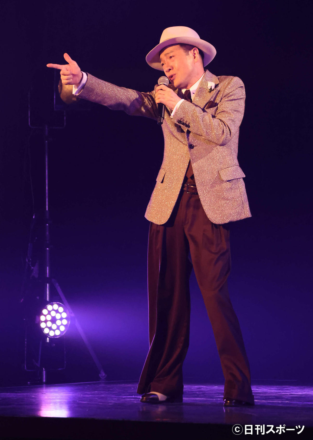 78枚目のシングル「ロマンティストでいいじゃない」を熱唱する田原俊彦（撮影・丹羽敏通）
