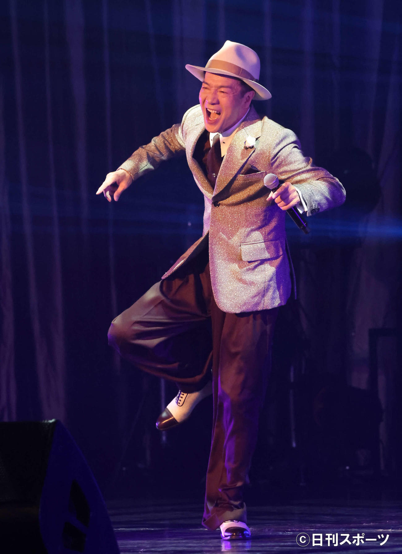 78枚目のシングル「ロマンティストでいいじゃない」の間奏で軽快なタップダンスを披露する田原俊彦（撮影・丹羽敏通）