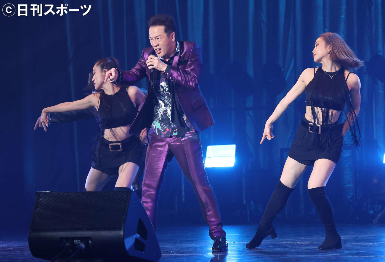 ダンサーたちとの歌と踊りで観客を魅了した田原俊彦（撮影・丹羽敏通）