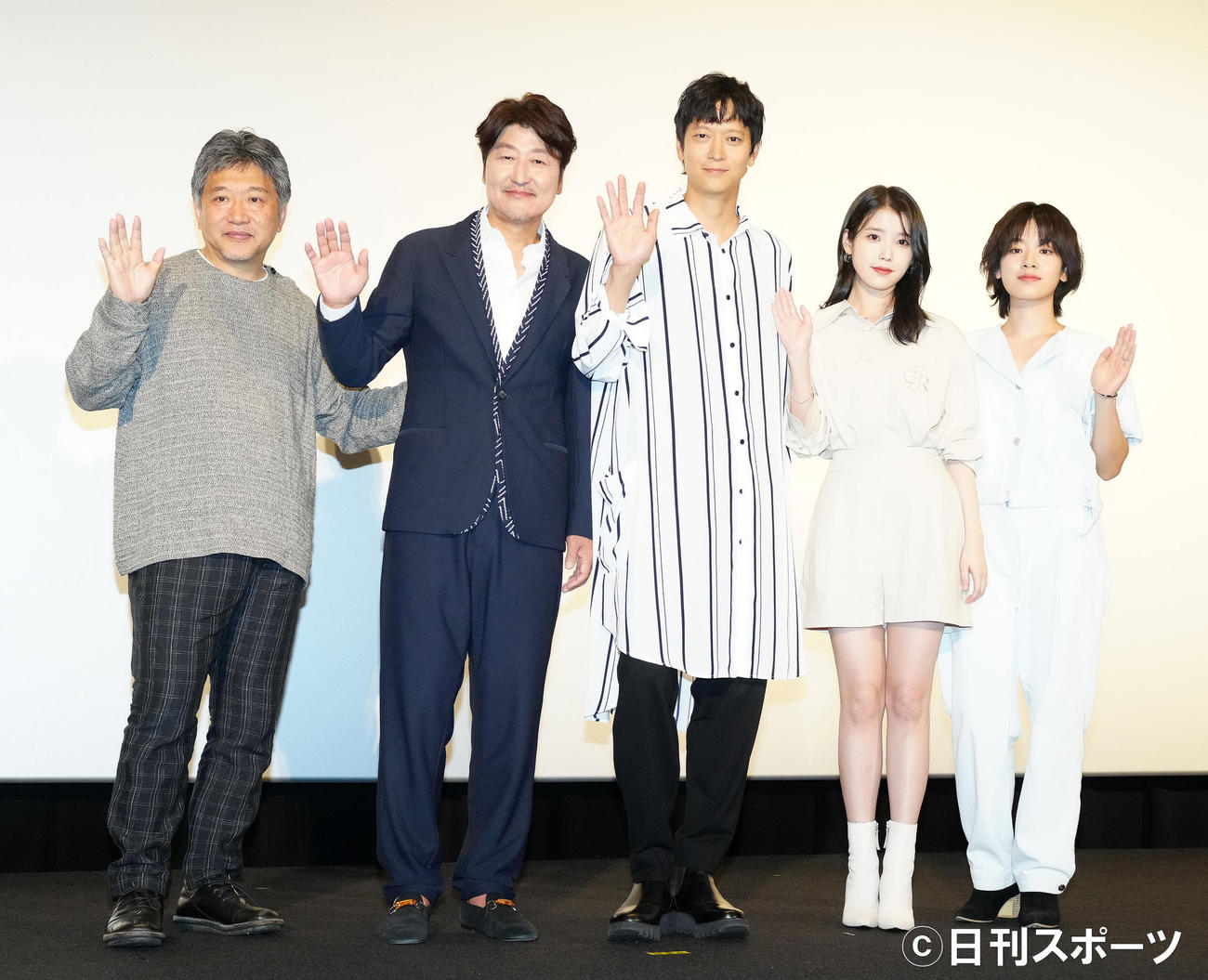 映画「ベイビー・ブローカー」来日記念舞台あいさつで写真に納まる、左から是枝裕和監督、ソン・ガンホ、カン・ドンウォン、イ・ジウン、イ・ジュヨン（撮影・江口和貴）