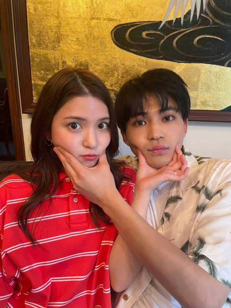中田圭祐（右）と川島海荷が、お互いのほっぺをつかんだ真顔2ショット（「私たち結婚しました3」オフィシャルブログより）