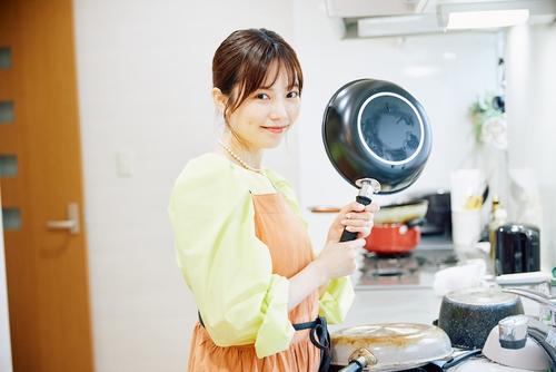 島崎遥香「ちょっと緊張したな笑」佐野岳へ初めての手料理　オレンジのエプロンで笑顔のキッチン