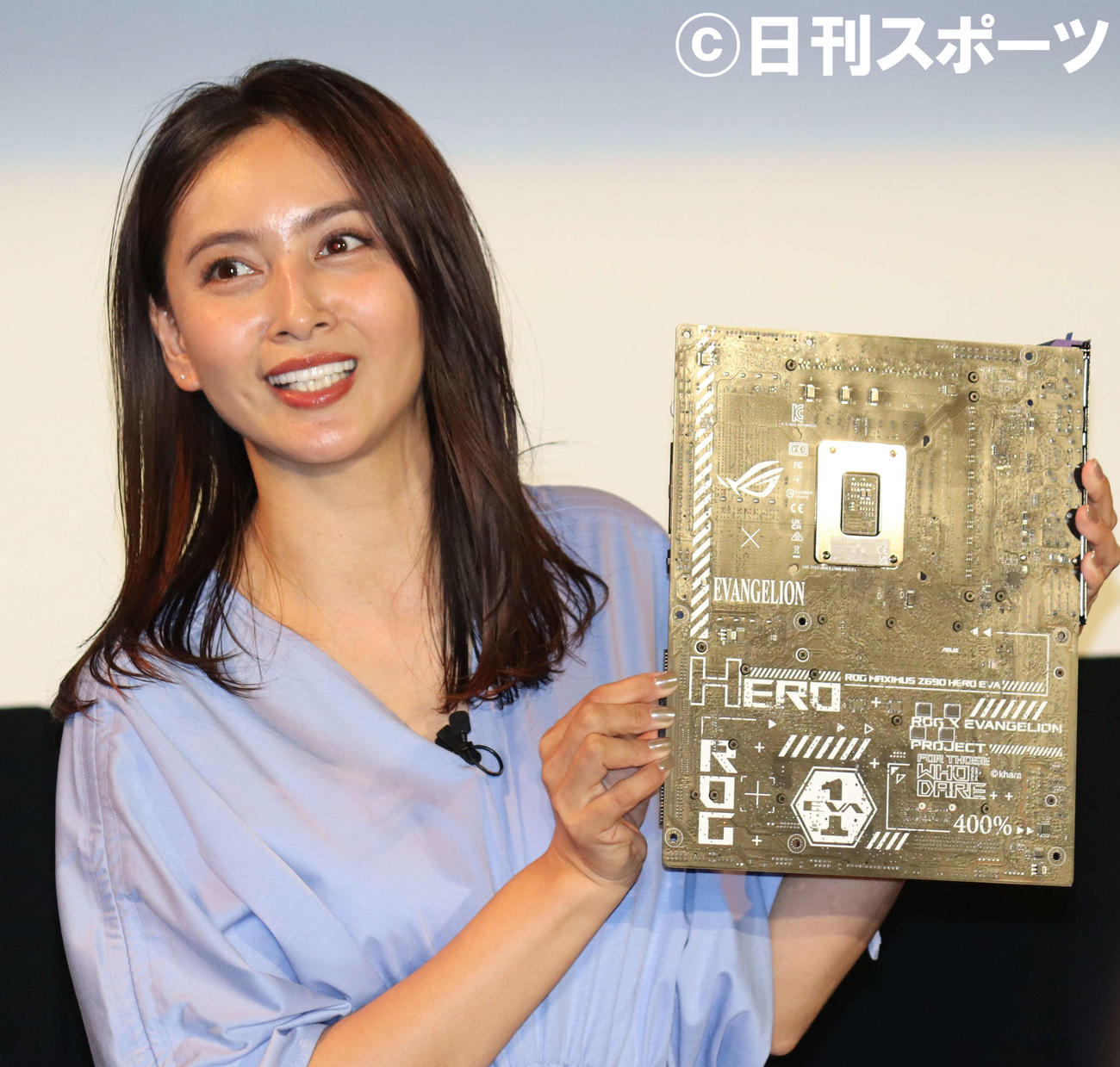 「REPUBLIC OF GAMES×エヴァンゲリオン」コラボ新製品日本発売記者発表会で、ゲーミングPCの組み立てに挑戦した加藤夏希（撮影・加藤理沙）