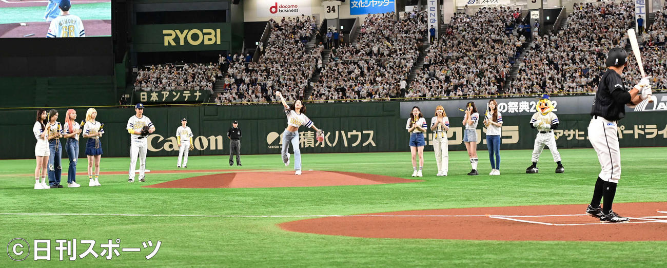 メンバーに見守られながら始球式を行ったNiziUのMAKO（撮影・小沢裕）