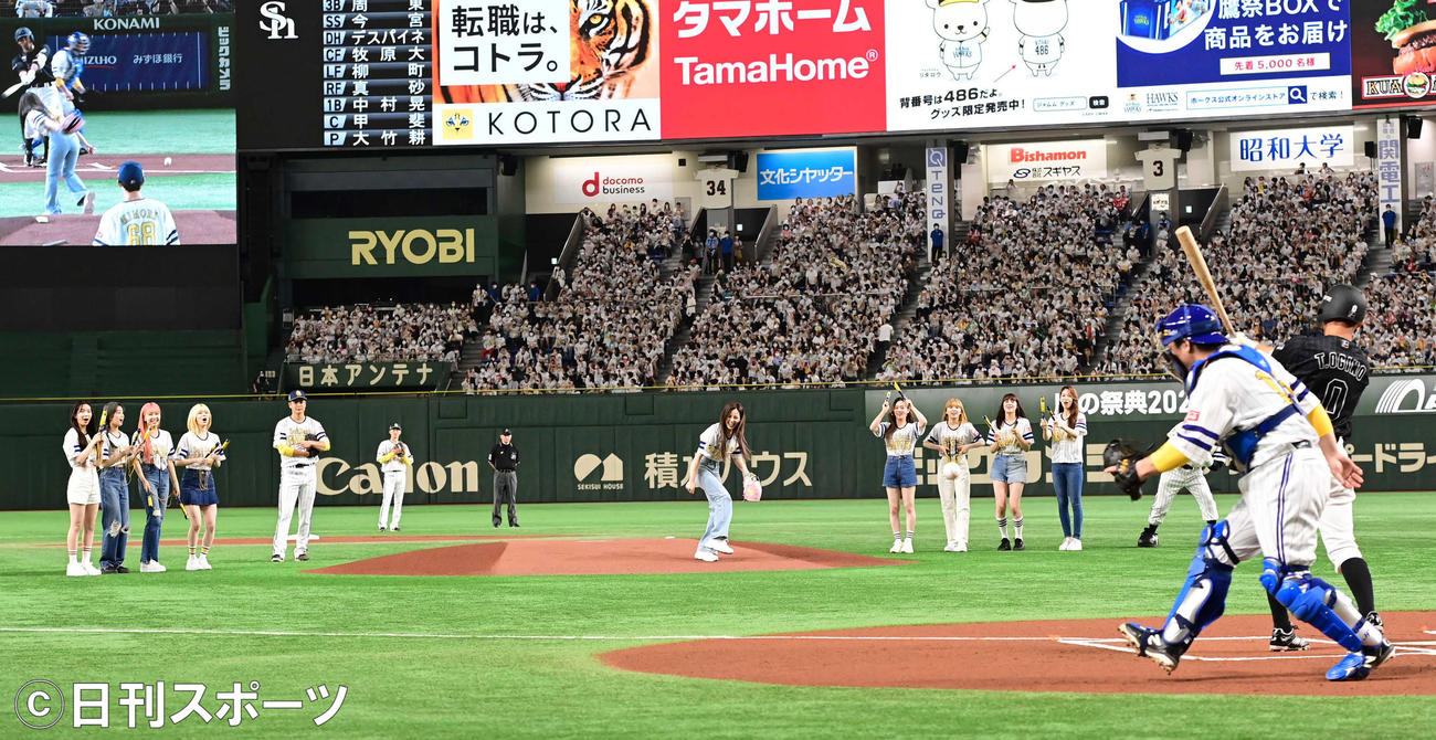 メンバーに見守られながら始球式を行ったNiziUのMAKO（撮影・小沢裕）