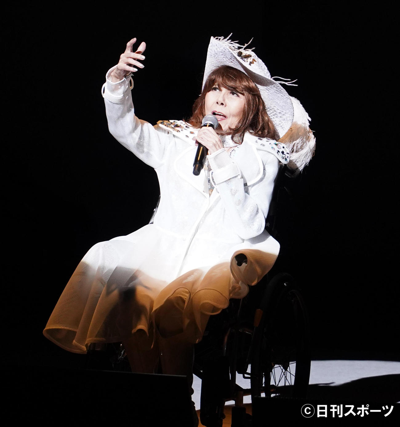 ステージ復帰を果たし、歌唱する葛城ユキさん（2022年5月撮影）