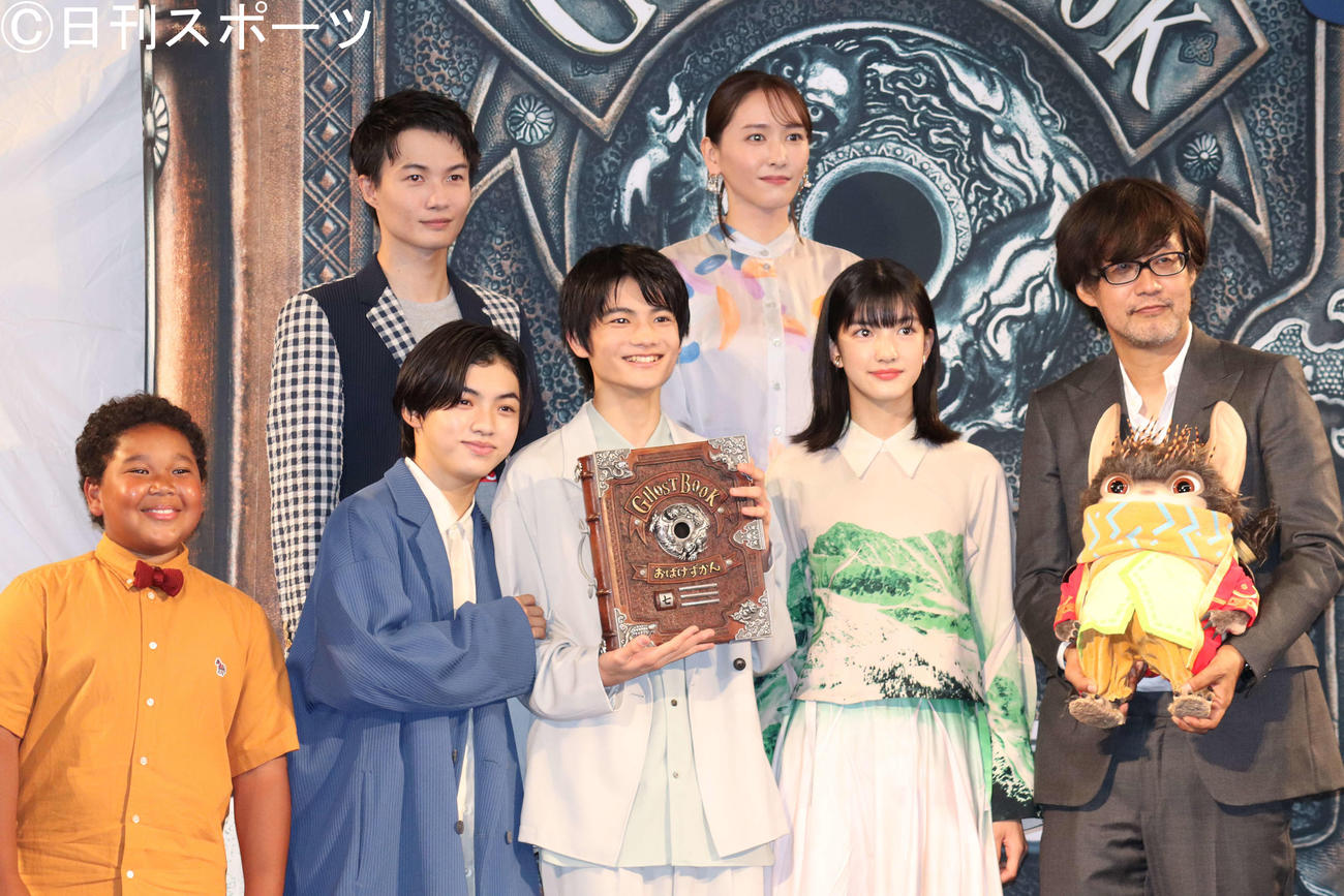 映画「ゴーストブック　おばけずかん」完成披露試写会に出席した、前列左からサニーマックレンドン、柴崎楓雅、城桧吏、吉村文香、山崎貴監督、後列左から、神木隆之介、新垣結衣（撮影・加藤理沙）