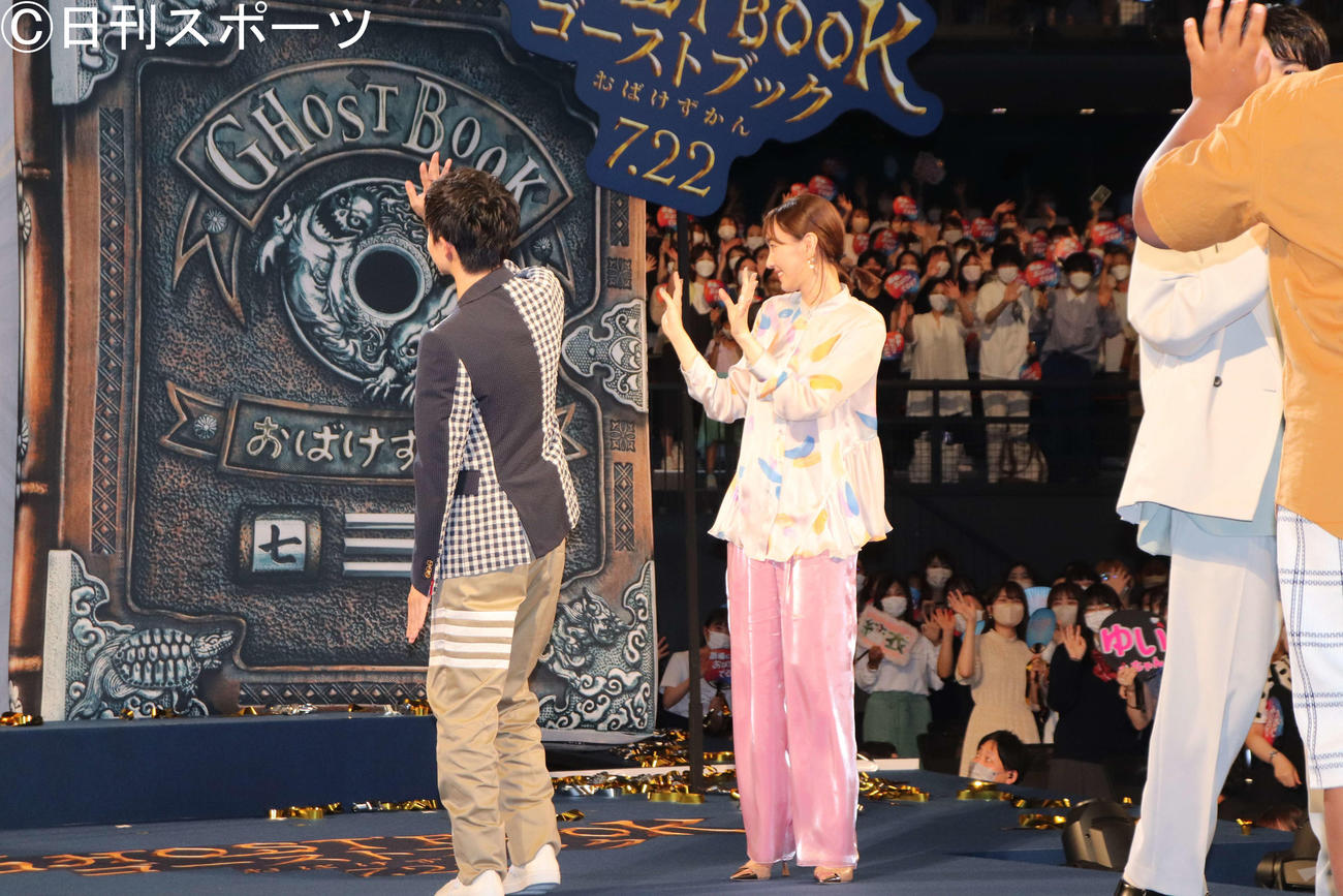 映画「ゴーストブック　おばけずかん」完成披露試写会でランウェイから手を振る、神木隆之介（左）と新垣結衣（撮影・加藤理沙）