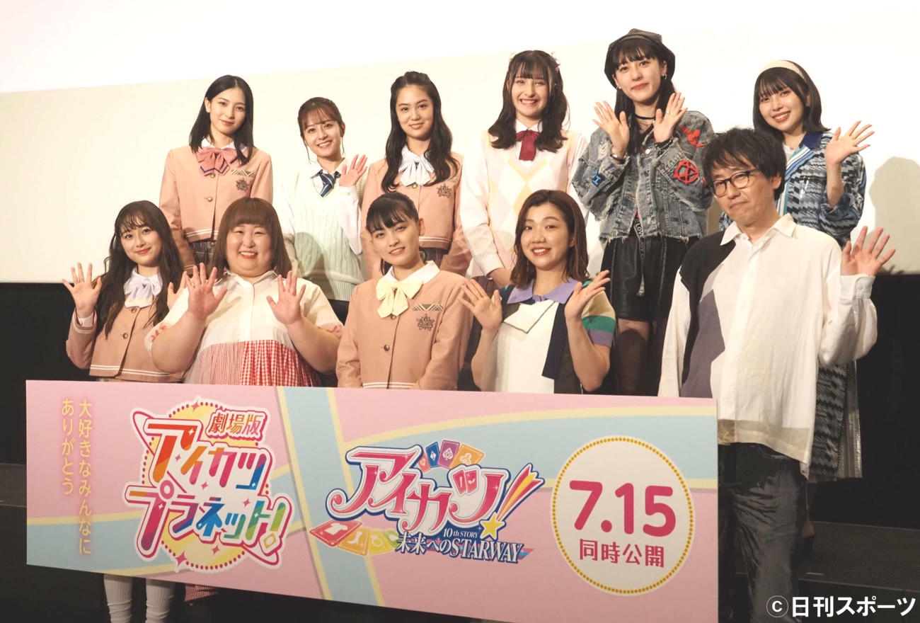 「劇場版アイカツプラネット！」完成披露特別上映会に出席した、手前左から小椋梨央、かなで、伊達花彩、福田麻貴、木村隆一監督、後方左から長尾寧音、渡邊璃音、瑞季、エイミー、宇野愛海、羽野瑠華（撮影・遠藤尚子）