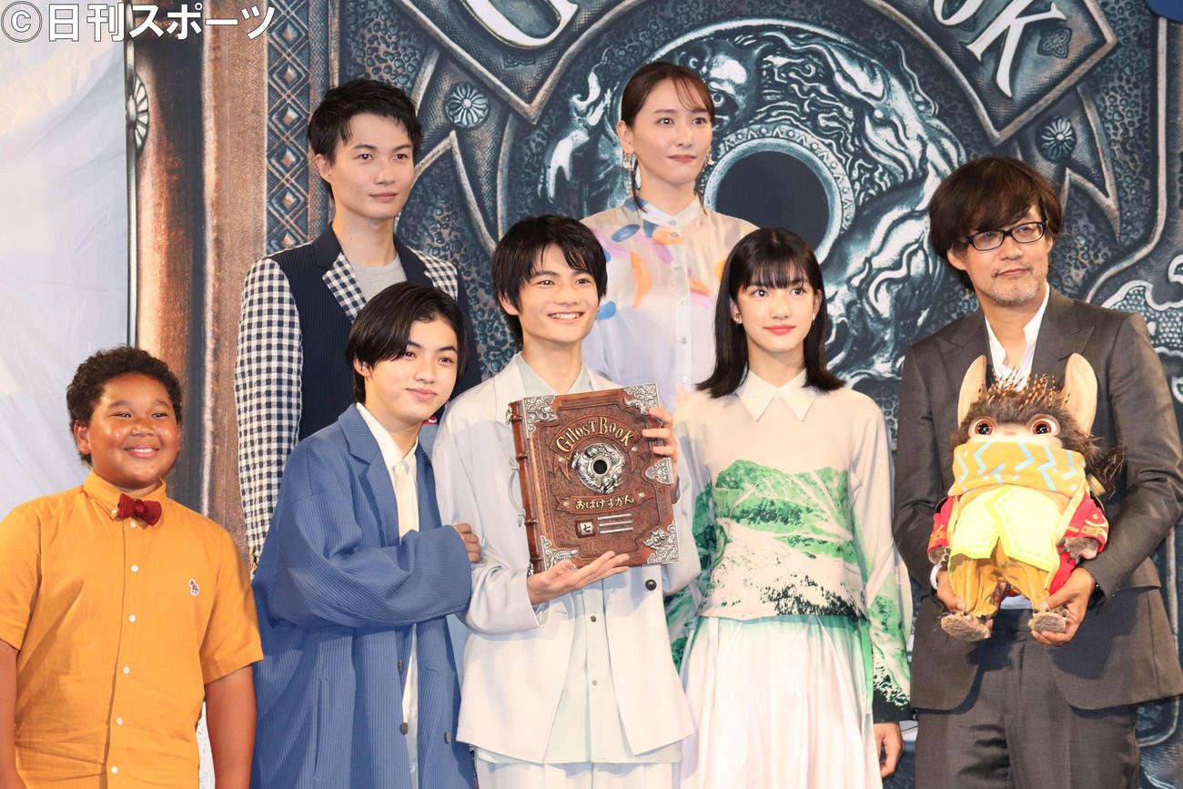 映画「ゴーストブック　おばけずかん」完成披露試写会に出席した、前列左からサニーマックレンドン、柴崎楓雅、城桧吏、吉村文香、山崎貴監督、後列左から、神木隆之介、新垣結衣（撮影・加藤理沙）